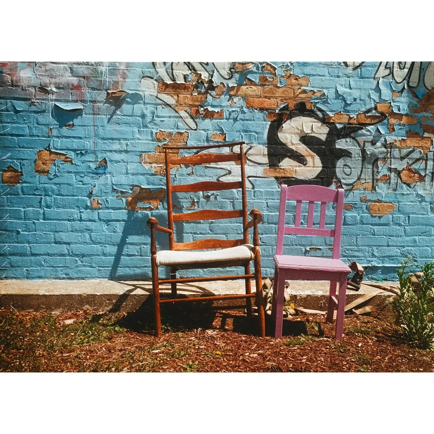 Maybe I&rsquo;m living under a rock but I couldn&rsquo;t find too many examples of color film with older Barnack lenses. B&amp;W is classic&hellip;really loving this saturation though!

It&rsquo;s hard to focus a Leica iiia with its little dark dang 