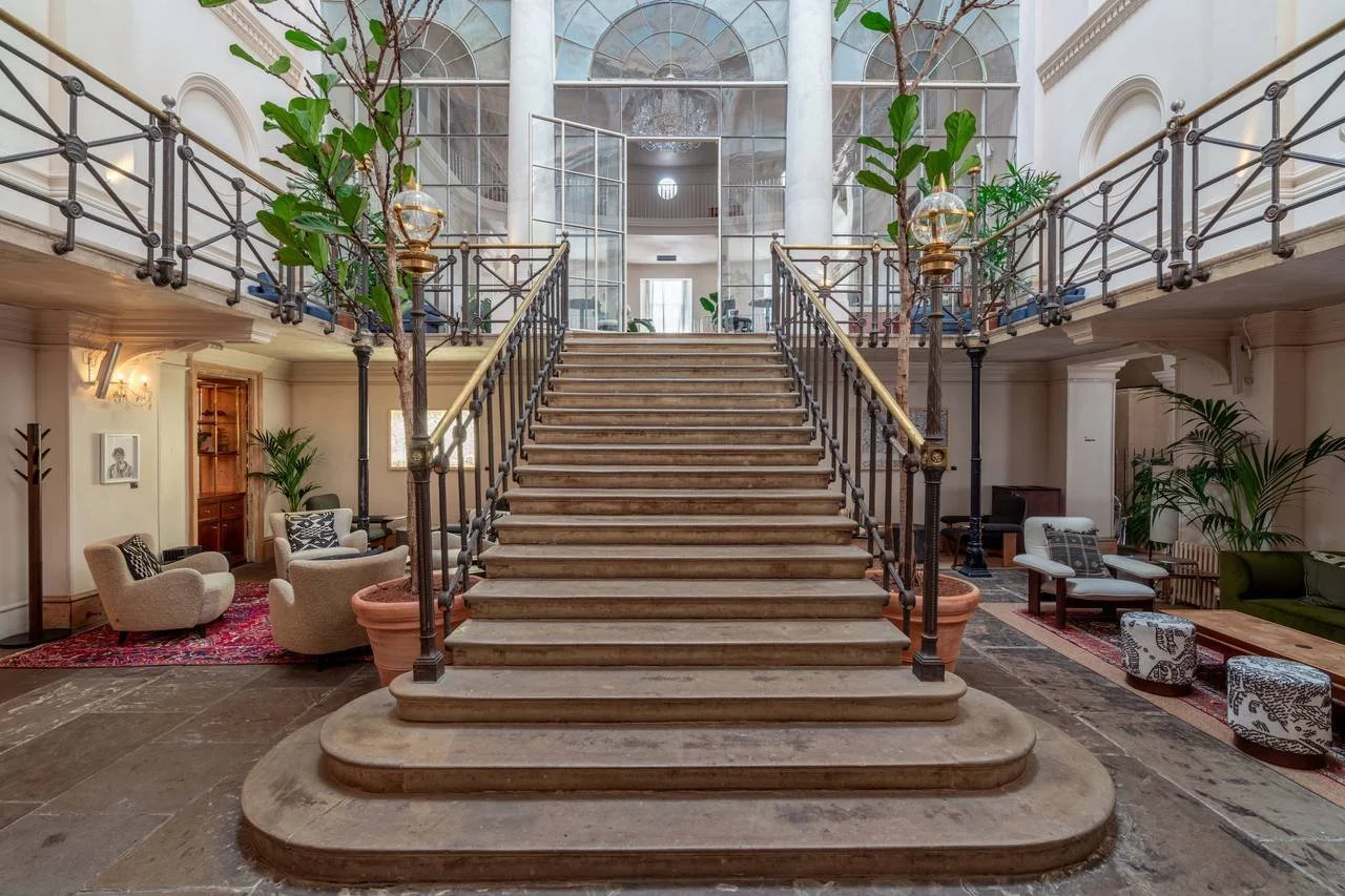 A guide to private members club interior design in London