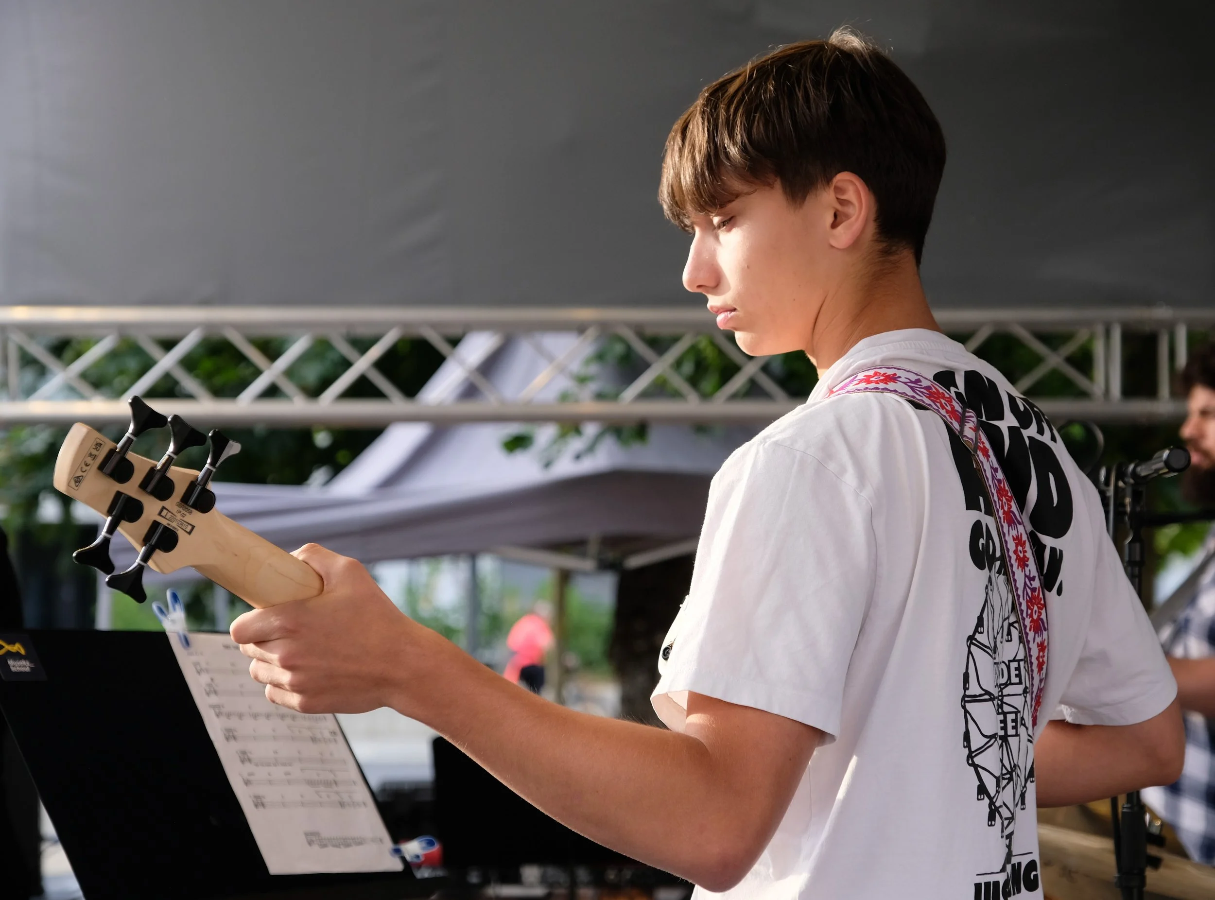 Neie Cours an der Péitenger Museksschoul: Guitare basse