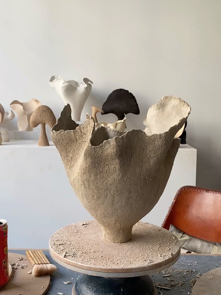 build &amp; early morning beach walk 🩶💦
&hellip;.Brooklyn to Brighton 🤎

#inthestudio #greenware

.
.
#inthestudio #sculpturalceramics #handbuilt #taniawhalenceramics
.
.

#handbuiltceramics 
#sculpturalvessels
#studioceramics #art #womeninceramic