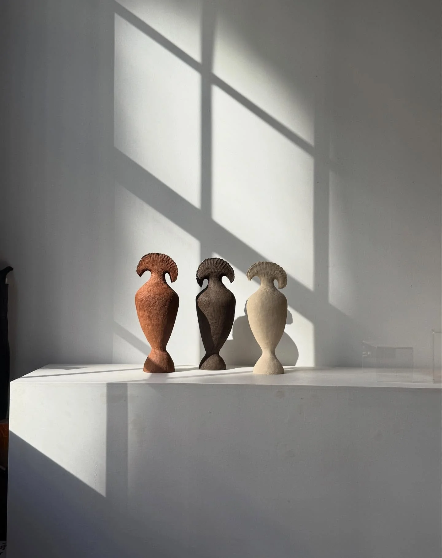 chanterelles &amp; studio &amp;&hellip;🩶
.
.
#inthestudio #sculpturalceramics #handbuilt #taniawhalenceramics
.
.

#handbuiltceramics #brightonandhove 
#sculpturalvessels #therockaways 
#studioceramics #art #womeninceramics #interiordesign  #CREmerg