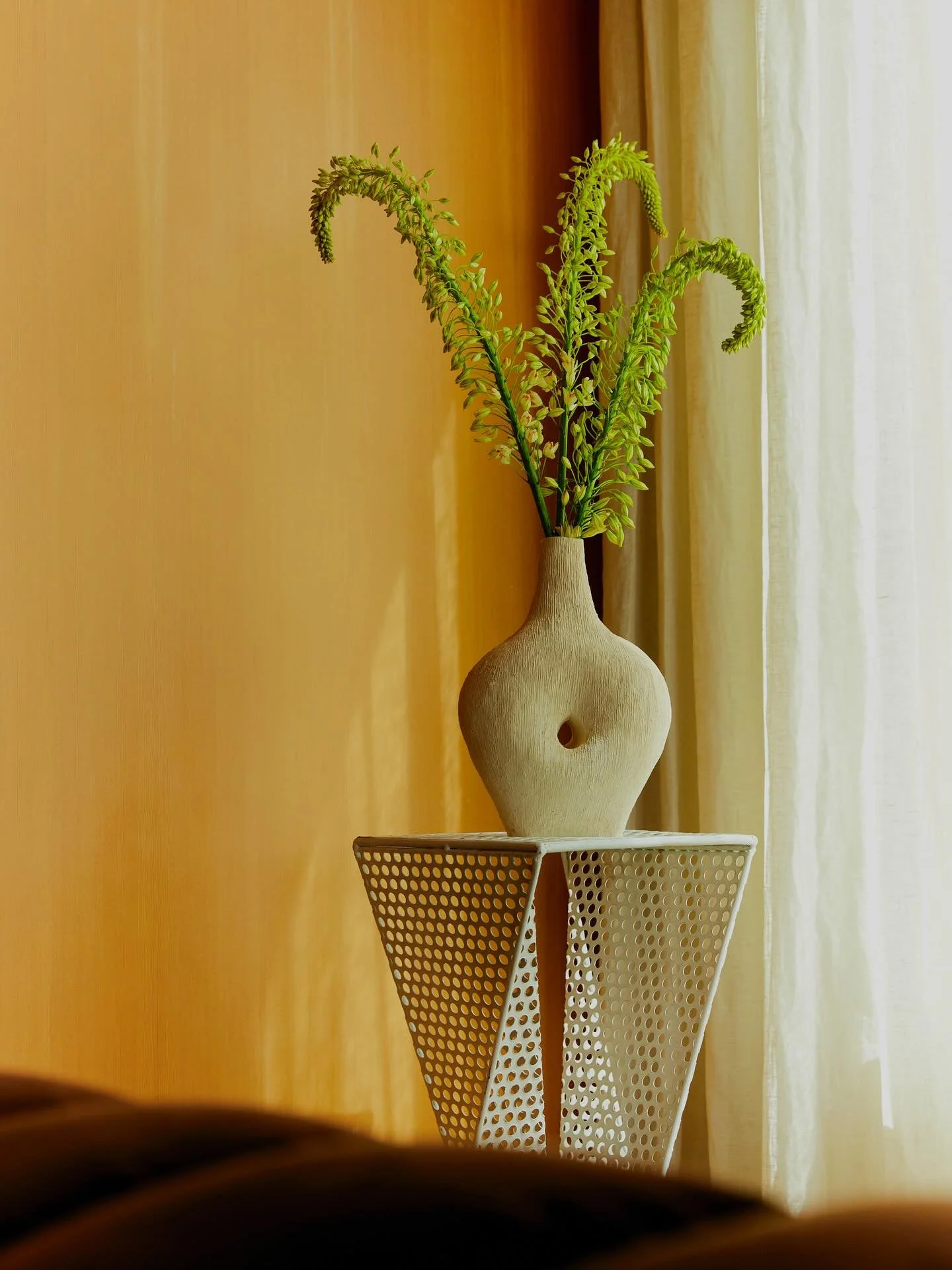 beautiful shot of the spear vessel 🤎
thanks so much to @merchantmodern ❤️❤️
&amp; @smargherita &amp; @jennellefong ❤️
.
#handbuilt #taniawhalenceramics
#merchantmodern 
.
.

#handbuiltceramics 
#art #womeninceramics #interiordesign 
#brooklynpottery