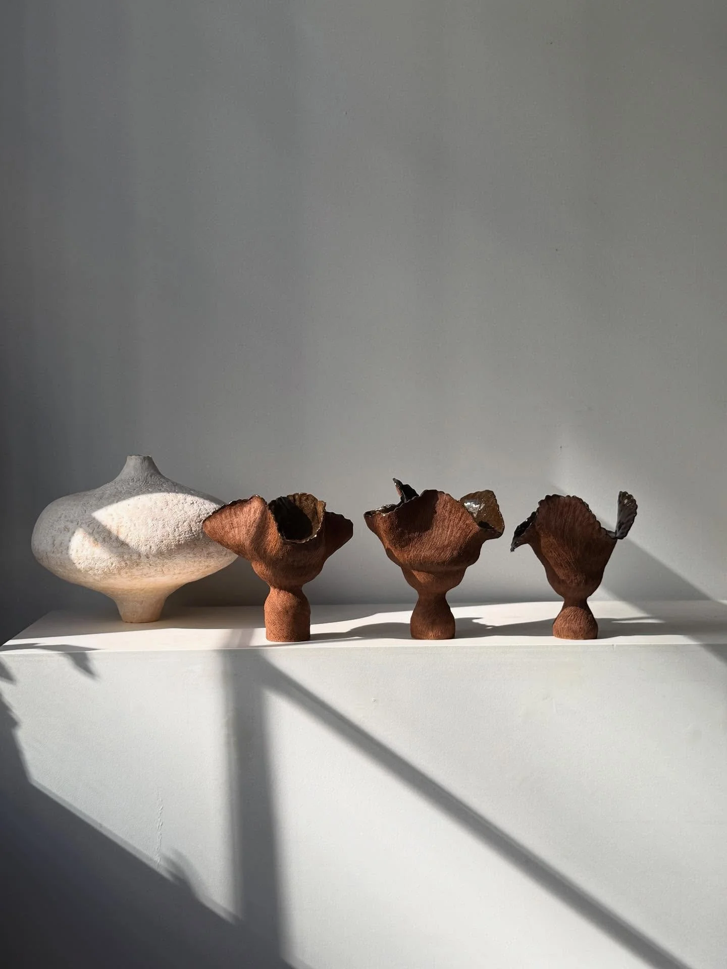 🤎🤎🤎
.

#inthestudio
#sculpturalceramics #handbuilt #taniawhalenceramics
.
.
.

#handbuiltceramics 
#sculpturalvessels
#studioceramics #art #womeninceramics #interiordesign  #CREmerging #tappancollector
#ceramicsdaily #brooklynpottery  #slowdesign 