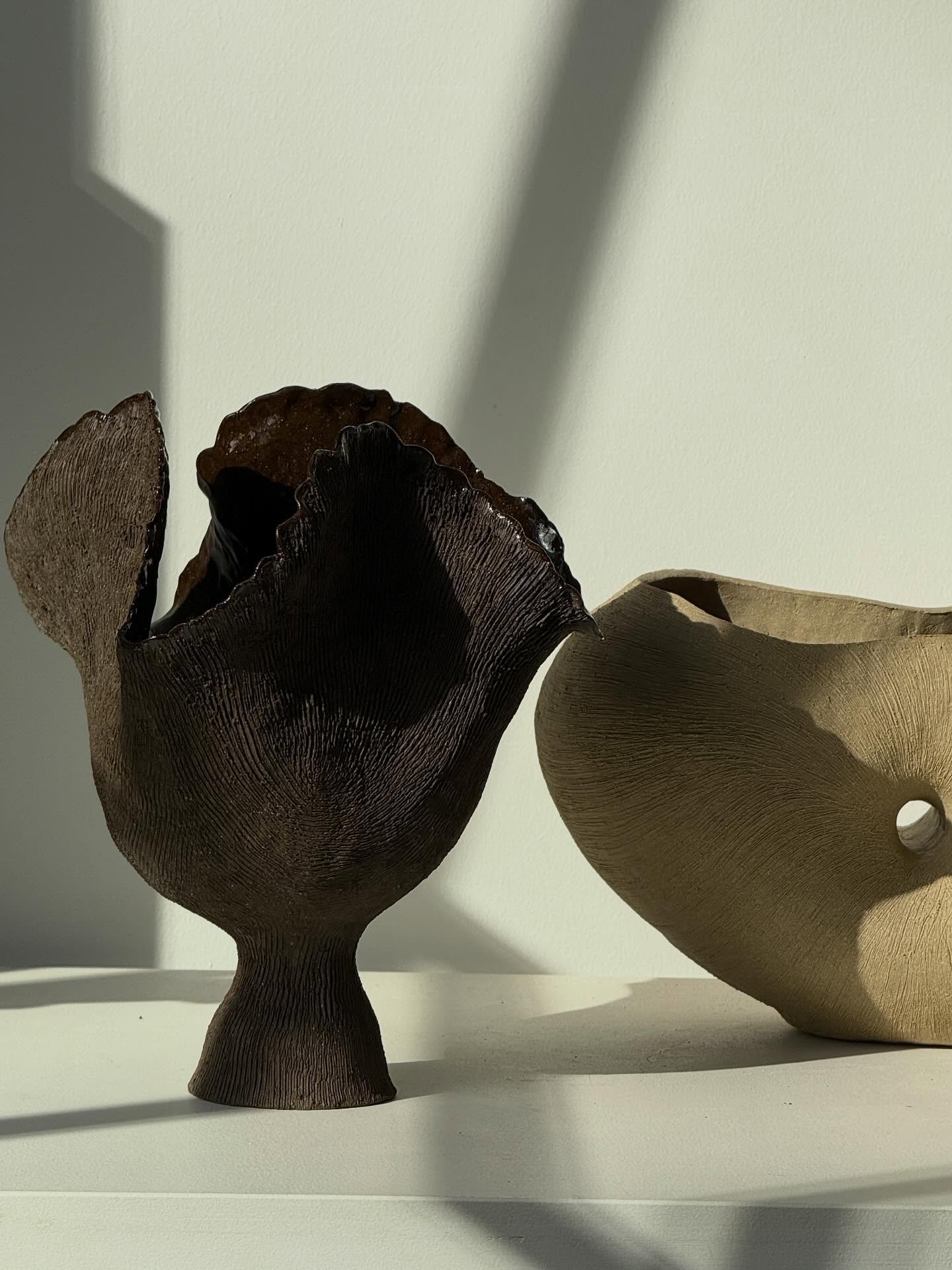 the open sculptural form 🤎
.
.
.
#inthestudio
#sculpturalceramics #handbuilt #taniawhalenceramics
#handbuiltceramics 
#sculpturalvessels
#art #womeninceramics #interiordesign 
#brooklynpottery