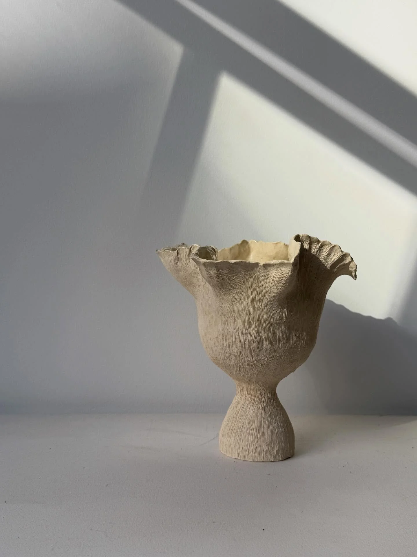 the floret in cream 🤍
#inthestudio 🥀

.
.
.
.
.

#inthestudio
#sculpturalceramics #handbuilt #taniawhalenceramics
#handbuiltceramics 
#sculpturalvessels
#art #womeninceramics #interiordesign 
#brooklynpottery