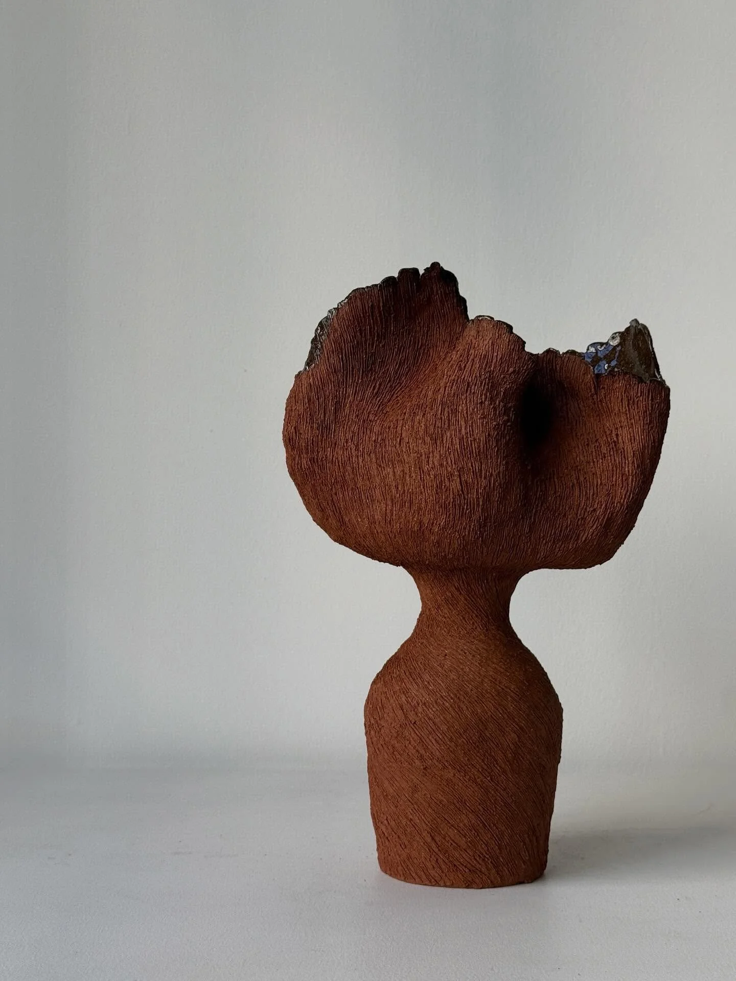 🤎
#inthestudio 🥀

.
.
.
.
.

#inthestudio
#sculpturalceramics #handbuilt #taniawhalenceramics
#handbuiltceramics 
#sculpturalvessels
#art #womeninceramics #interiordesign 
#brooklynpottery