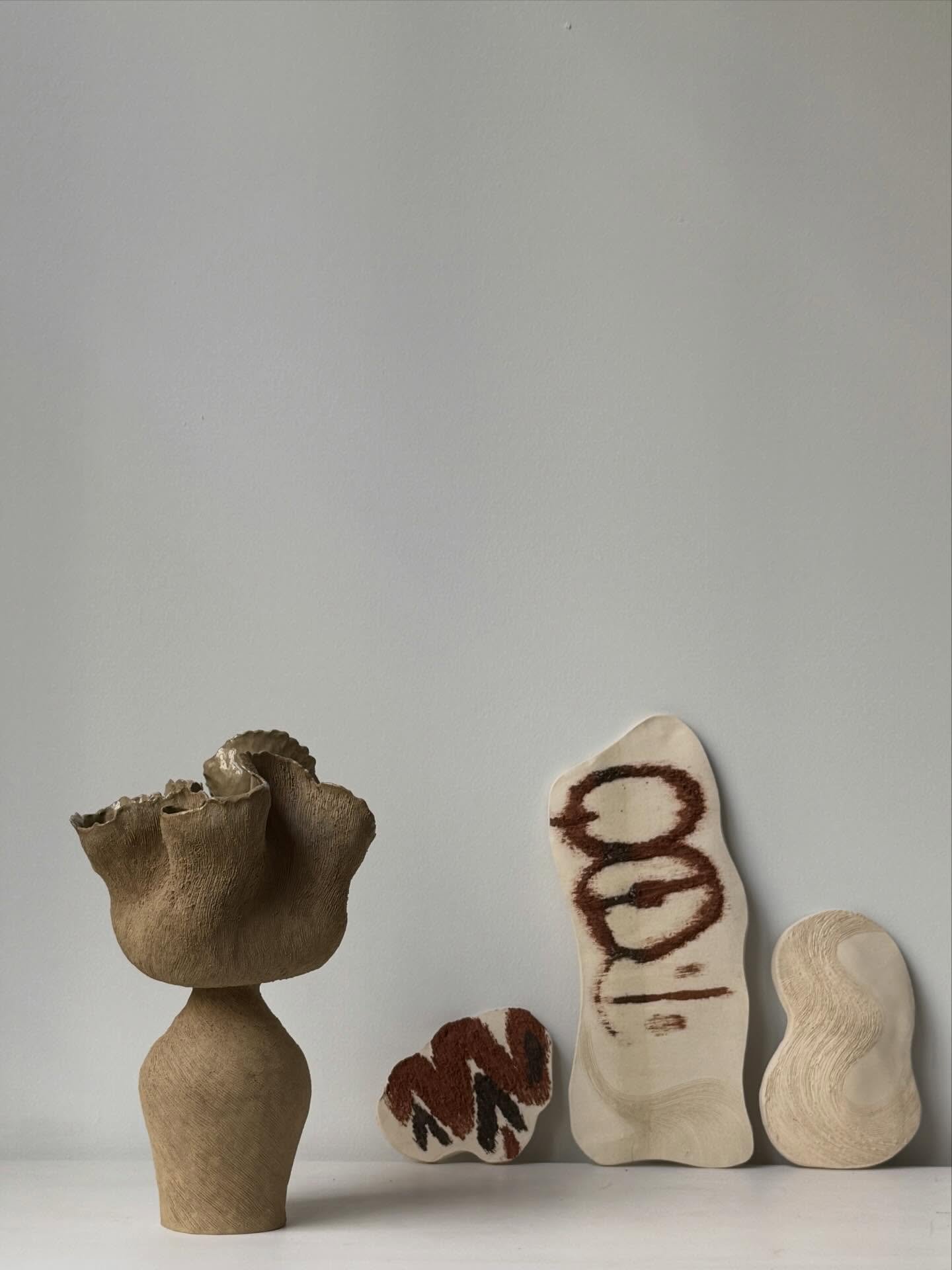 surface play 🤎
a new build,
ideas still inside :) x
#inthestudio
.
.
.
.
.
.
#taniawhalenceramics
 #ceramicartist 
#pottery 

.