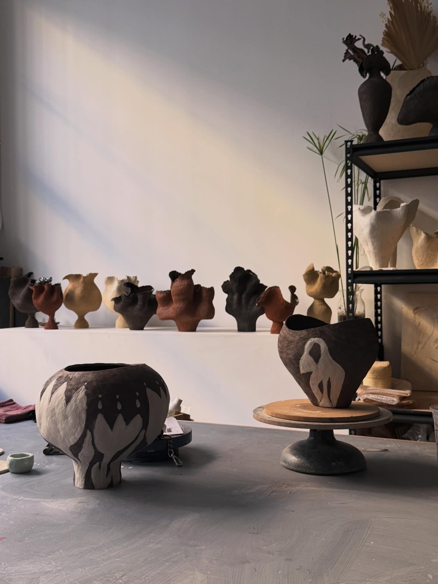 🥀 
new year ~ a time for experimentation, have fun and try out ideas - here is a small group with the la petite fleurs silhouettes painted on to three shapes 🤎
#inthestudio 🥀
.
.
.
.
.
.
#taniawhalenceramics
 #ceramicartist 
#pottery 
#ceramicart