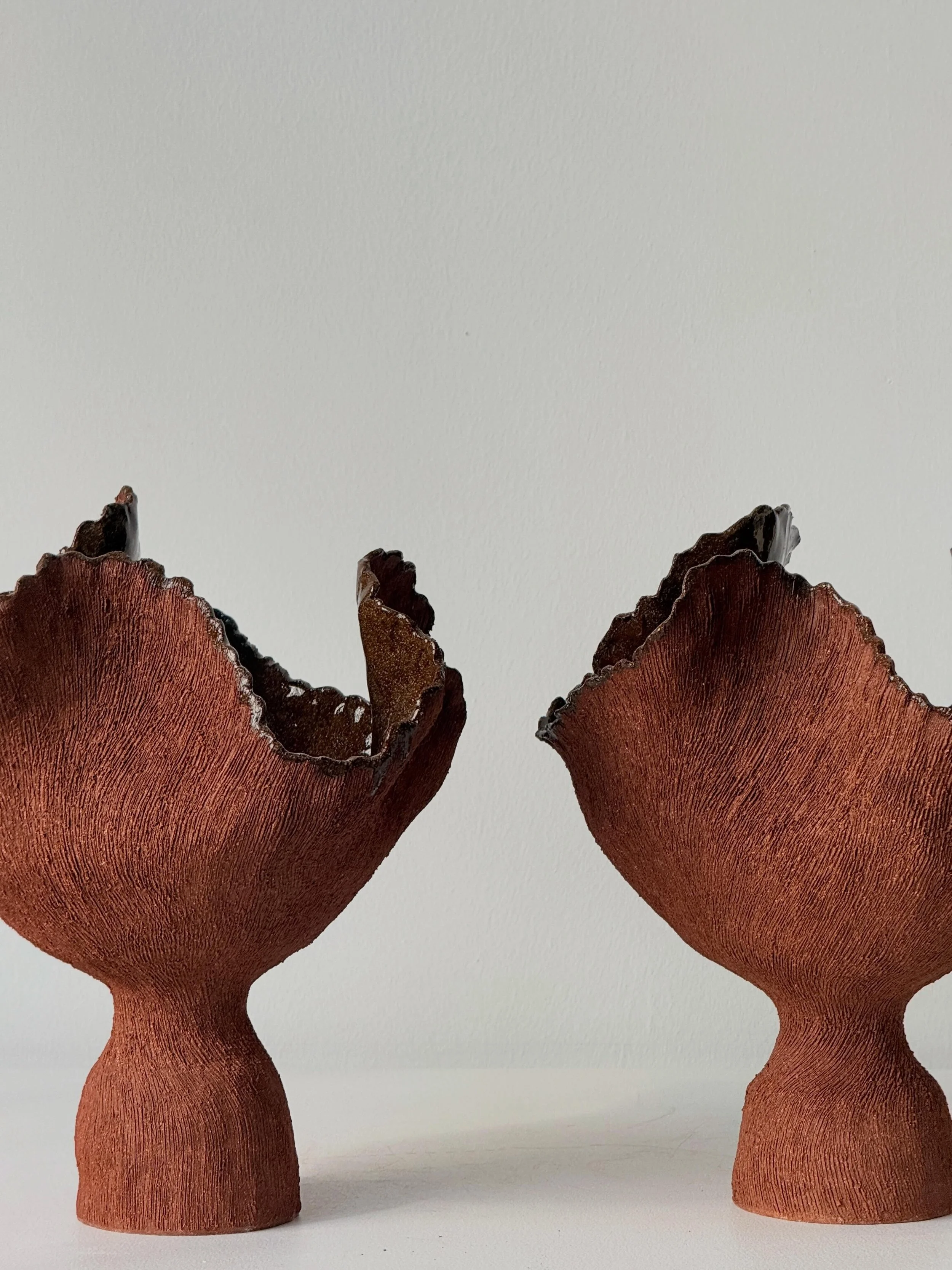 🤎
raw edges, 
textured surfaces, 
vessels &amp; sculptural forms&hellip;
&amp; me and my girl many moons ago&hellip;🤎
.
.
.

#inthestudio 
#taniawhalenceramics
#ceramicart
#sculpturalceramics
#ceramics