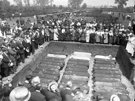 Mass grave from Hammond train wreck.