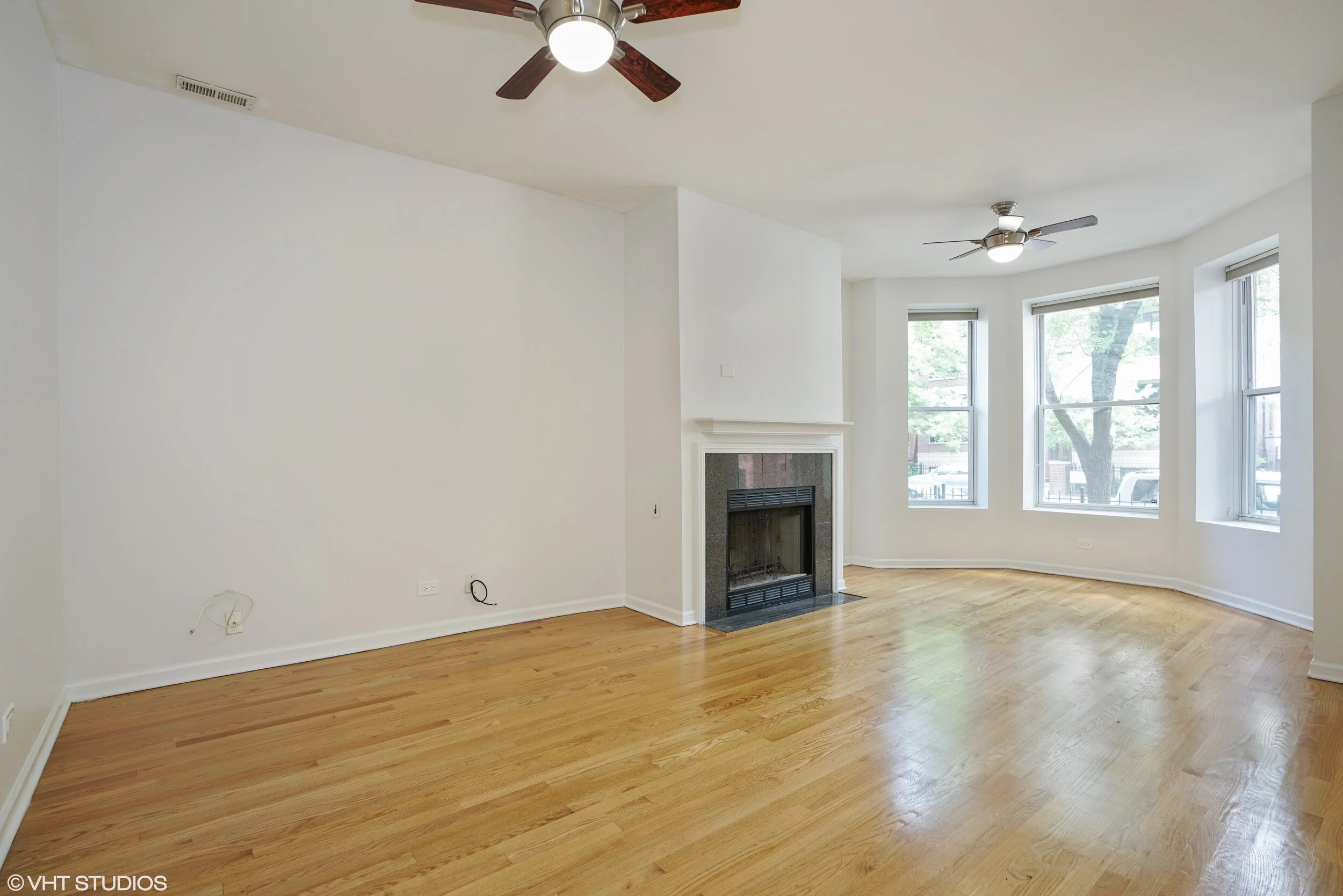 02_850WDiverseyParkway_unit1_1_LivingRoom_HiRes.jpg