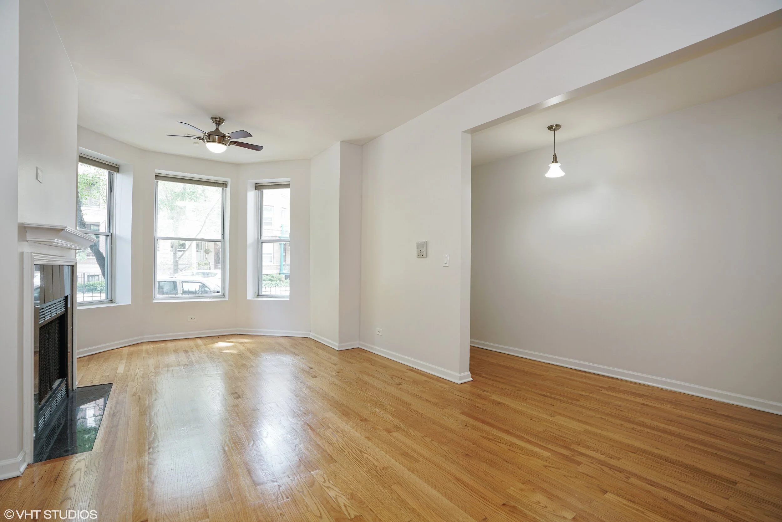 03_850WDiverseyParkway_unit1_165_LivingRoom_HiRes.jpg