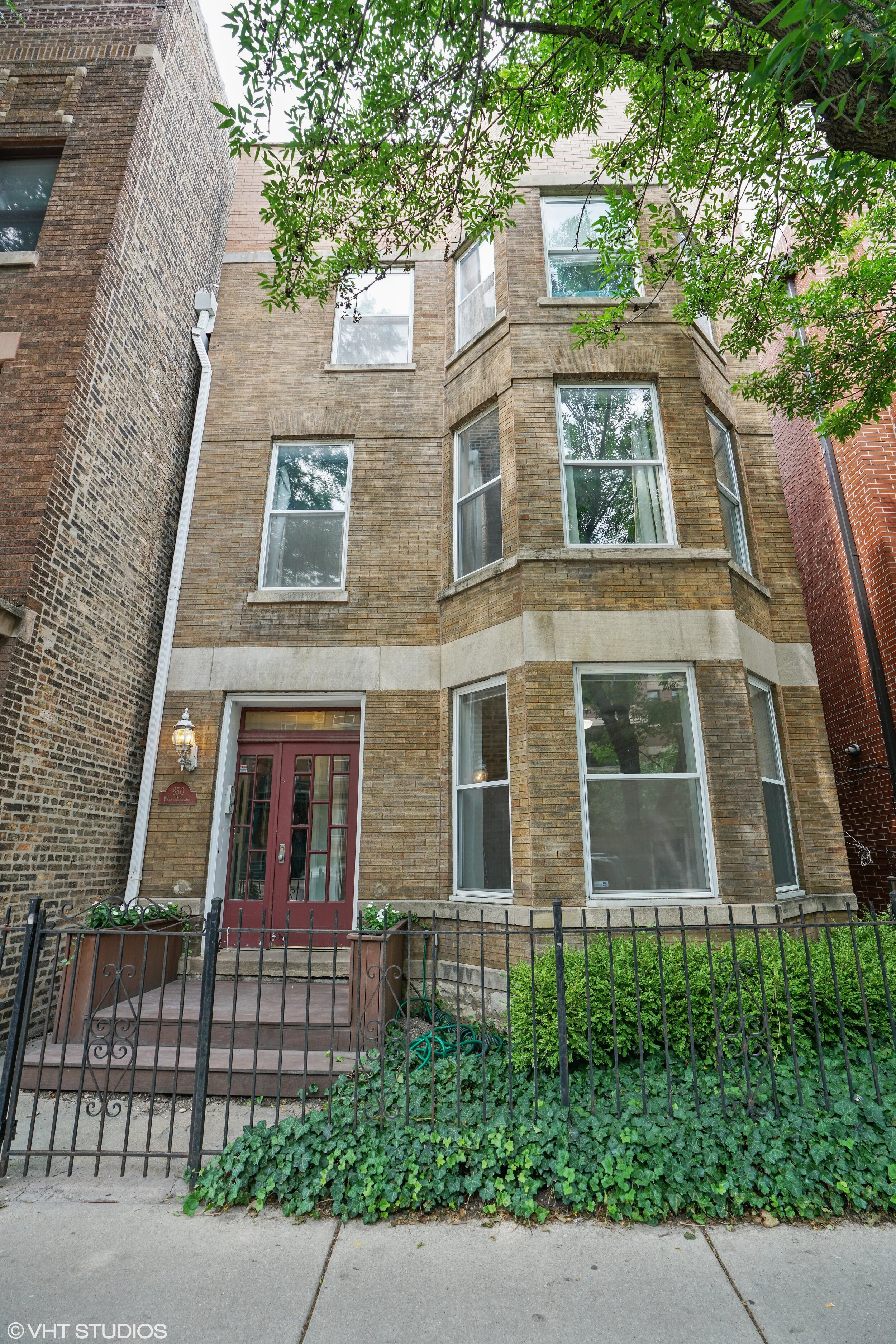 01_850WDiverseyParkway_unit1_57_FrontView_HiRes.jpg