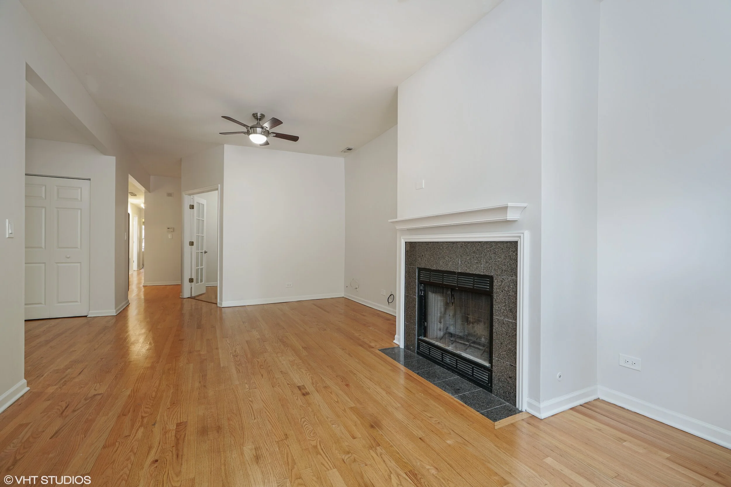 04_850WDiverseyParkway_unit1_10001_LivingRoom_HiRes.jpg