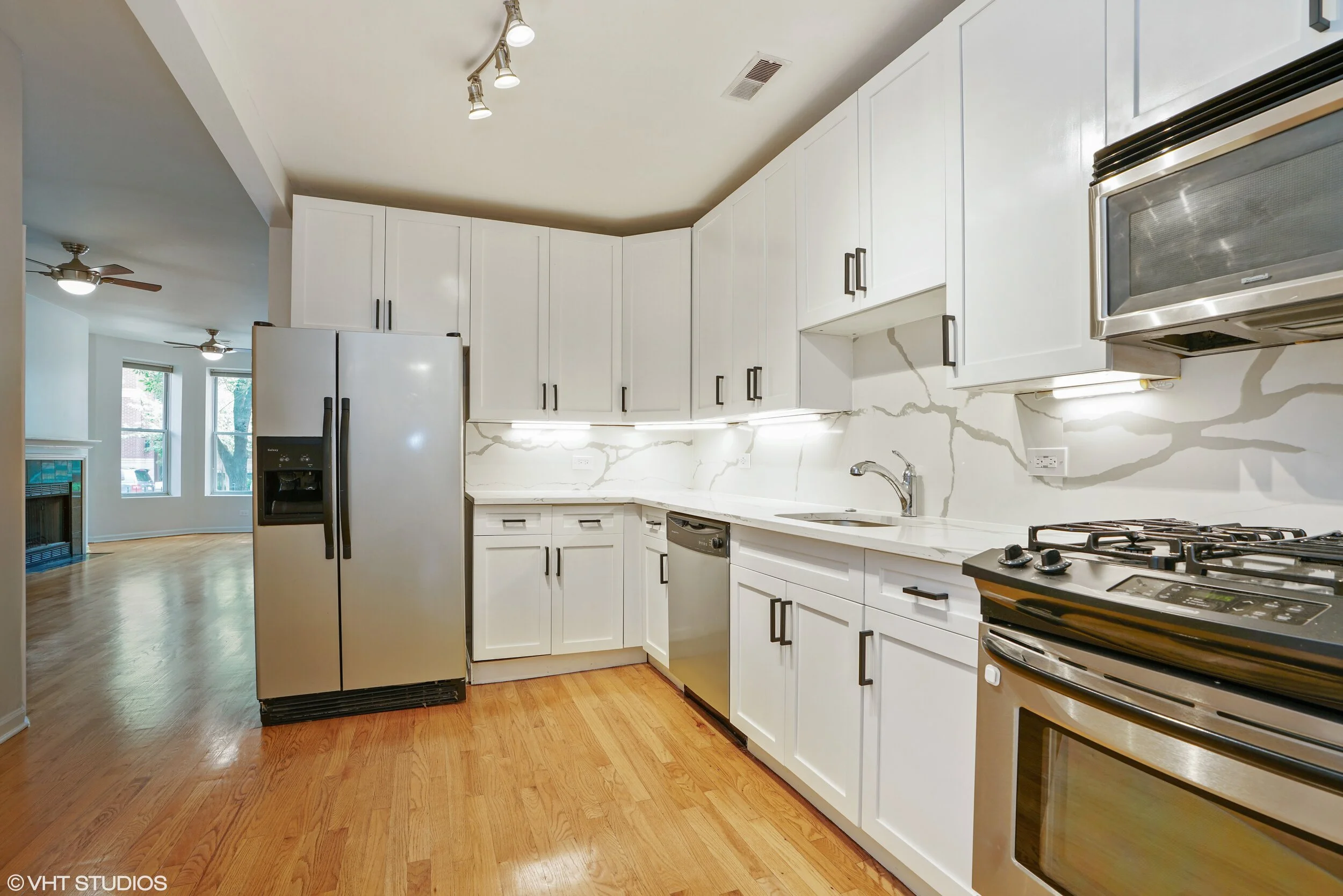 05_850WDiverseyParkway_unit1_5_Kitchen_HiRes.jpg