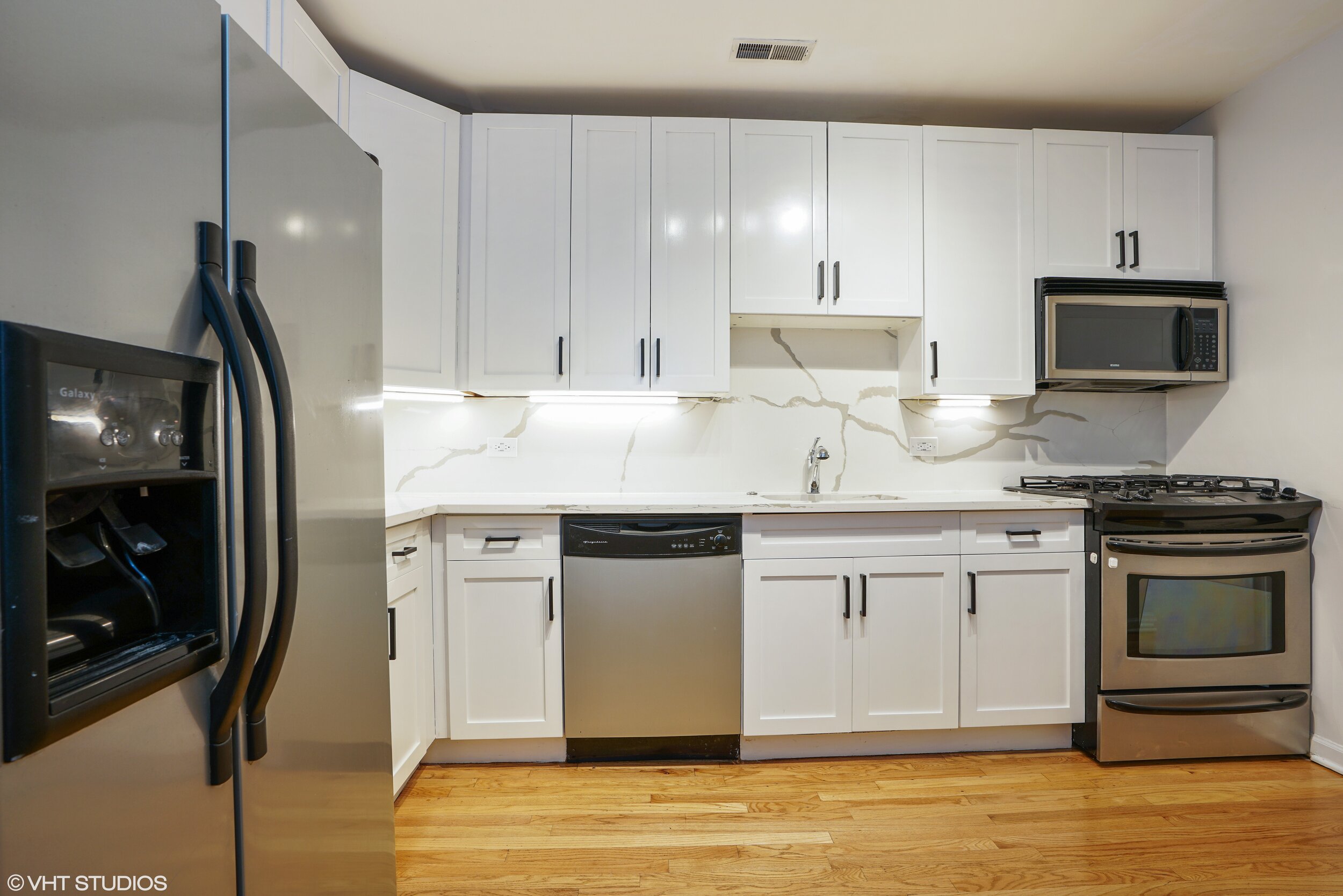 06_850WDiverseyParkway_unit1_177_Kitchen_HiRes.jpg