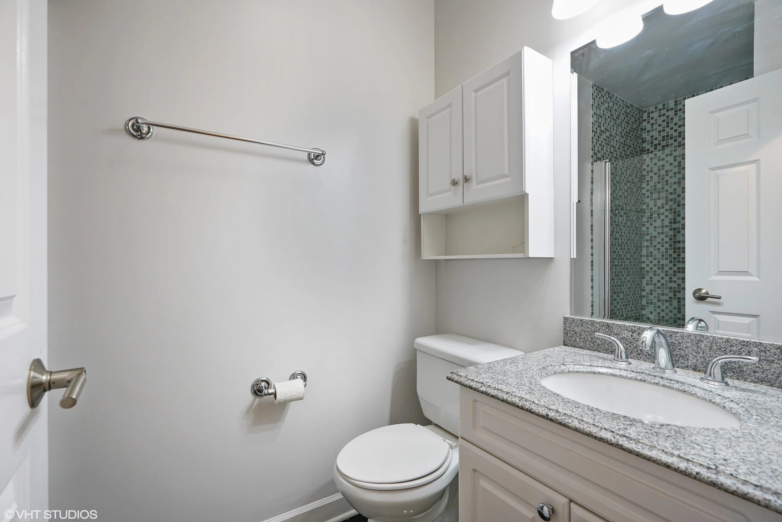 10_850WDiverseyParkway_unit1_8_Bathroom_HiRes.jpg