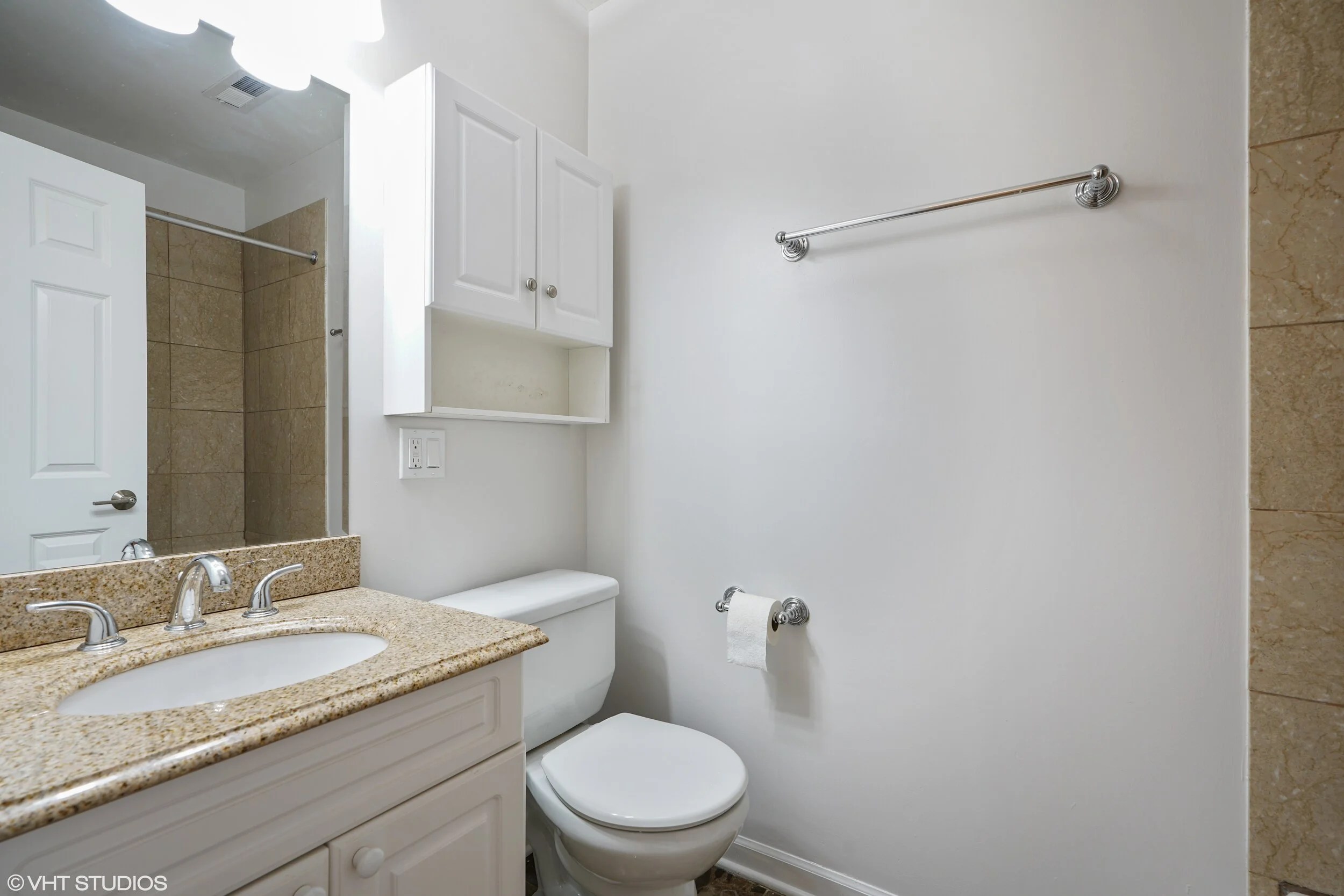 11_850WDiverseyParkway_unit1_9_2ndBathroom_HiRes.jpg