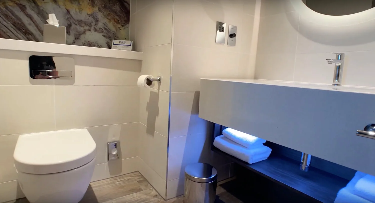 Hilton TECA Aberdeen - One Bedroom Suite - Bathroom