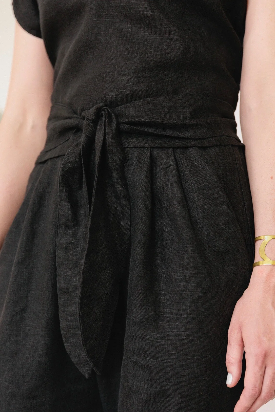 Detail - Tie Top in black linen