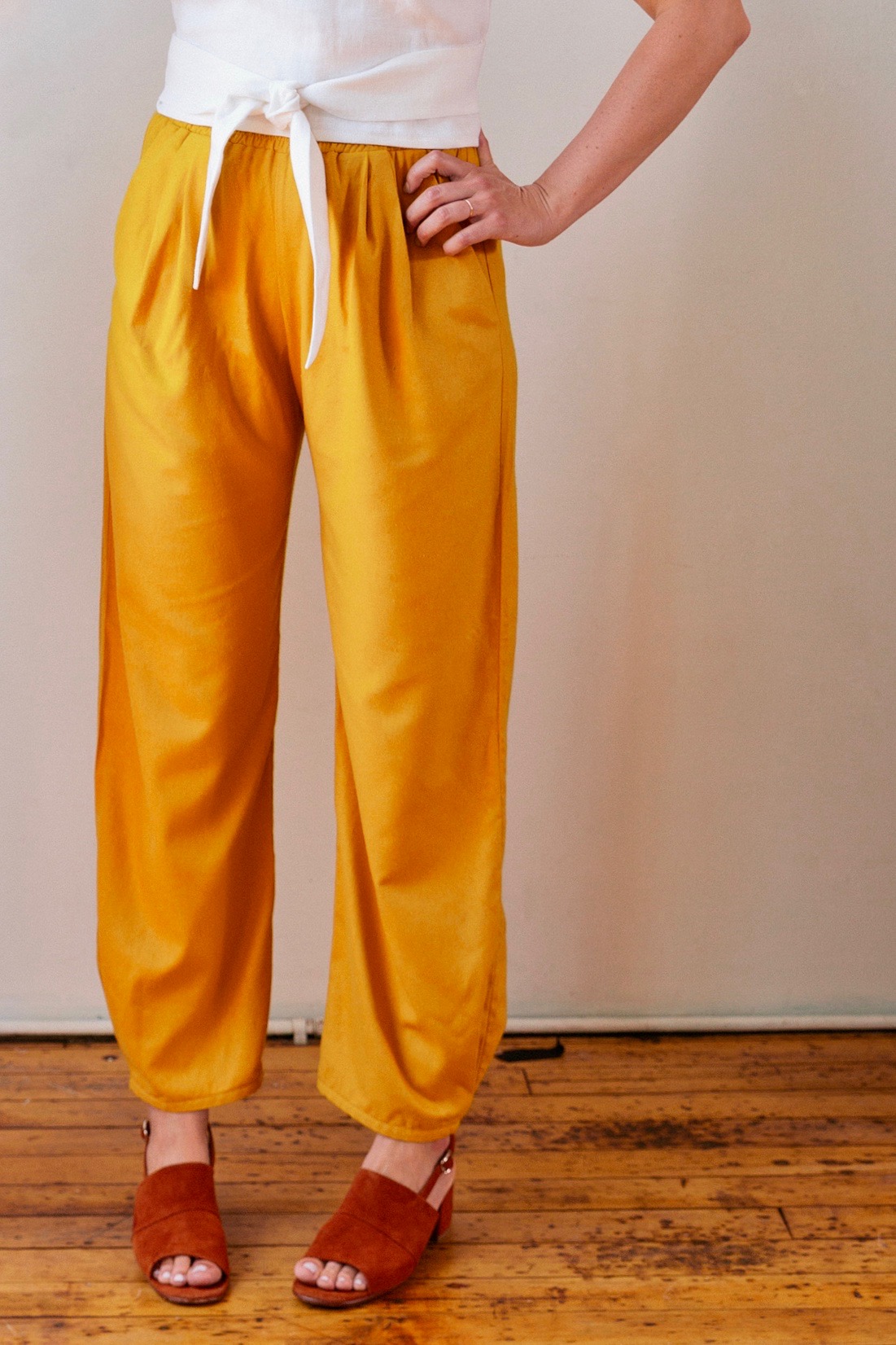 Puff Pants in gold raw silk