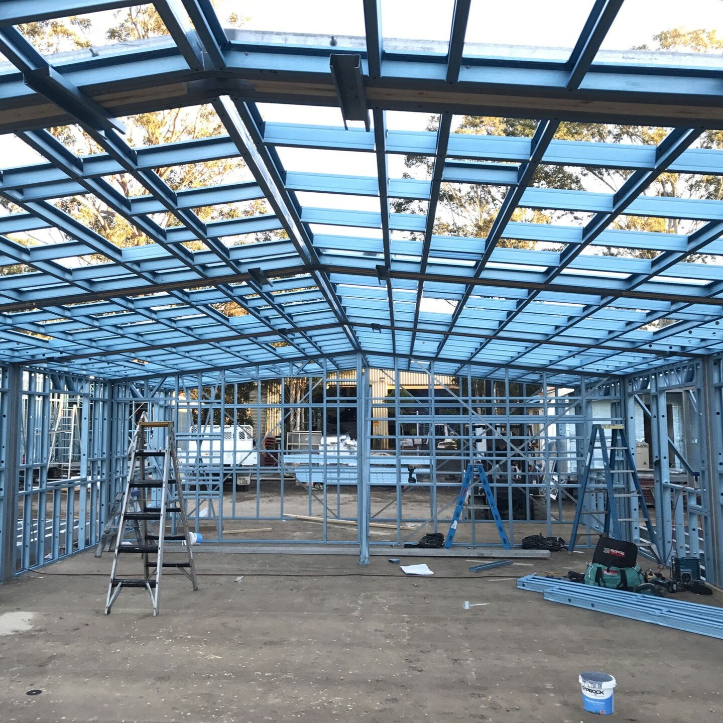 🏠💡 Considering a Steel-Framed Home? Let's Weigh the Pros and Cons! 🏠💡

Steel-framed homes offer unparalleled durability, resistance to fire, and termite protection, making them an attractive choice for many. But what about the other side of the c