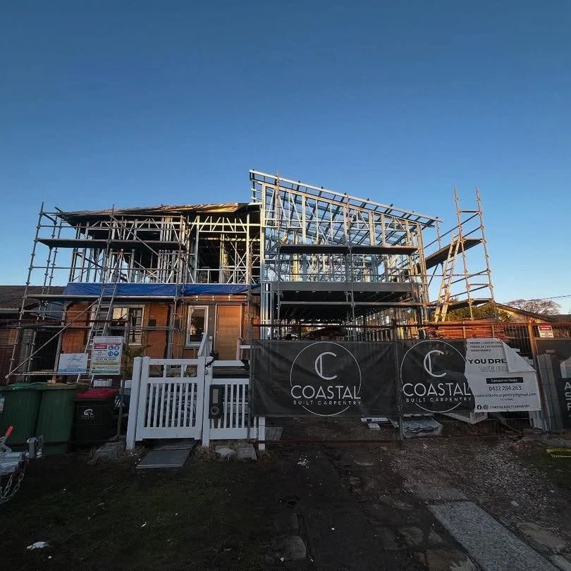 📷 Our steel frames and floor joists being installed on a @coastalbuiltcarpentry project. 👏
.
.
.
#SteelFraming #AussieMade #SiteProgress #StructuralSteel #BuilderLife #FramingStage #CoastalBuilt #centralcoastbuilders #newcastlebuilder #secondstorey