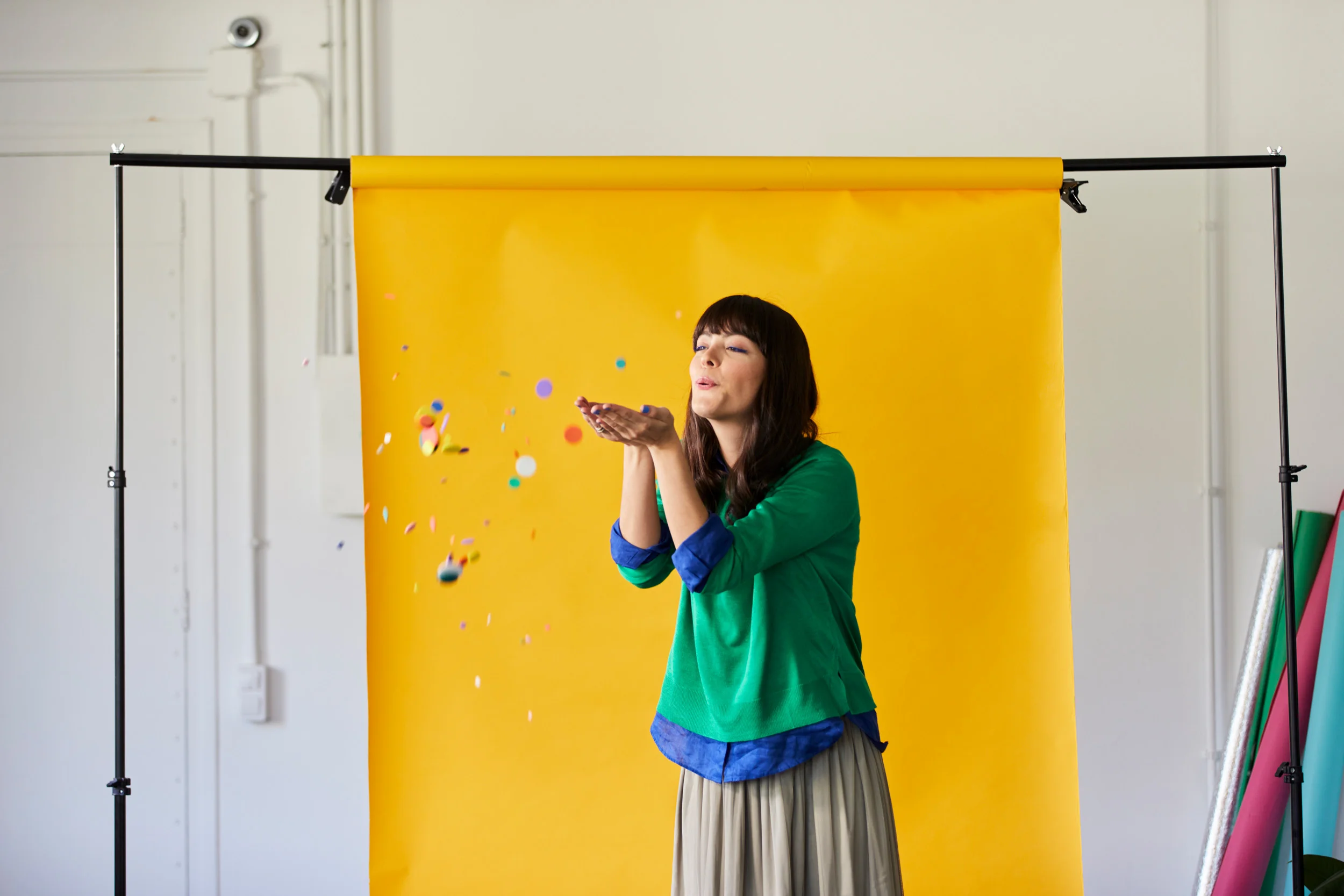 Photo Businesswoman Blowing Sprinkles