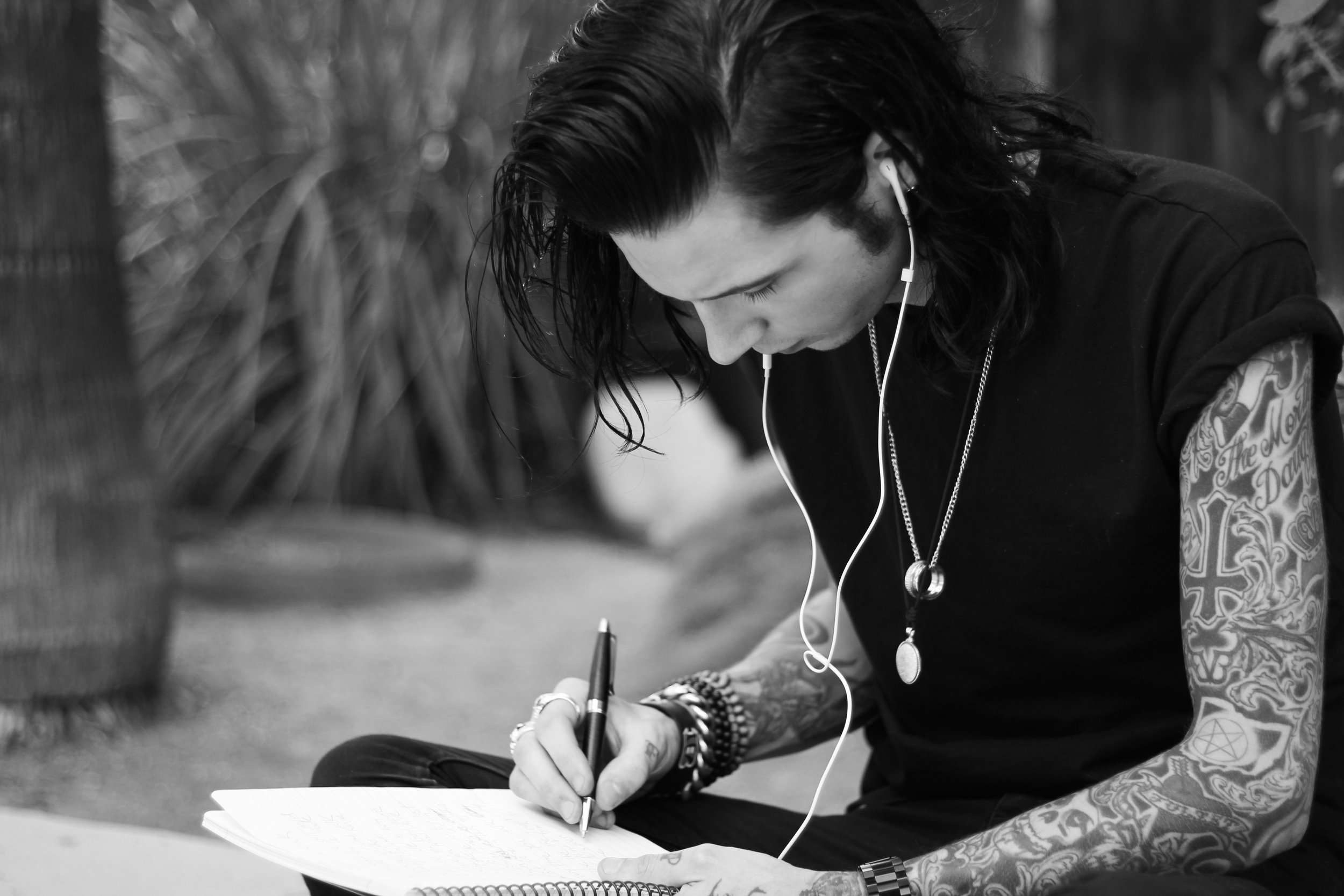  Andy Black writing lyrics for debut solo albm “The Shadow Side” 