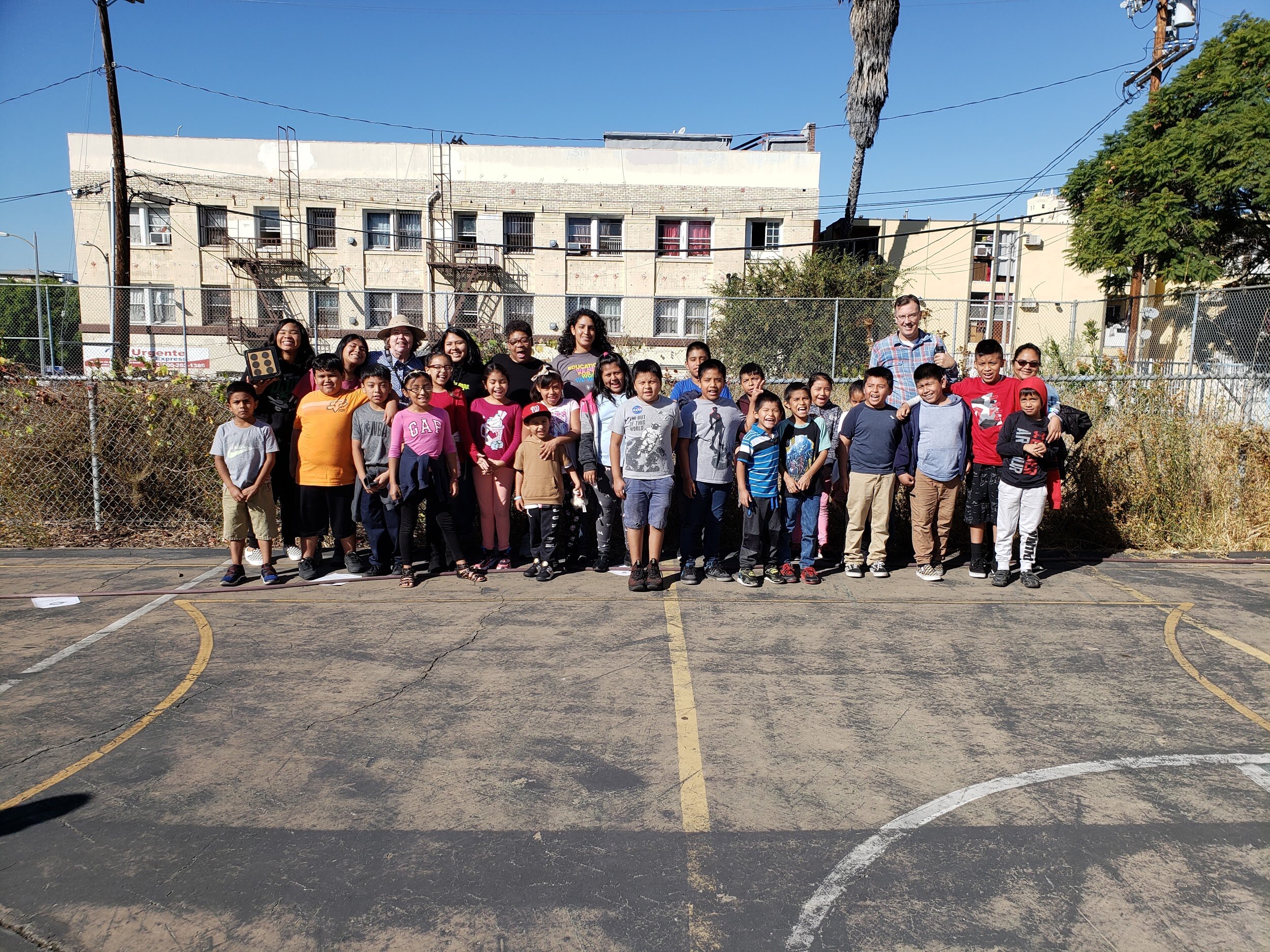  Group Photo Esperanza Students with Principal Brad Rumble, &amp; Baldwin Hills Greenhouse Program and LAAS Staff &amp; Volunteers. 