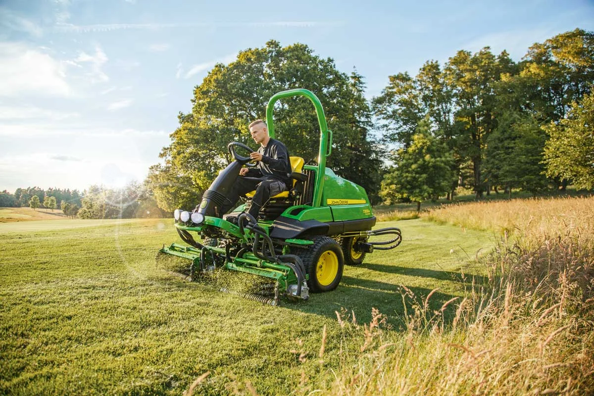 7200AJohnDeereMowerLoRes.jpg
