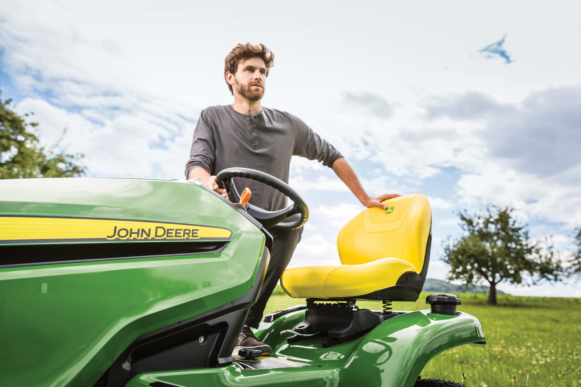 How to Change a John Deere Ride-On Lawn Mower Tyre