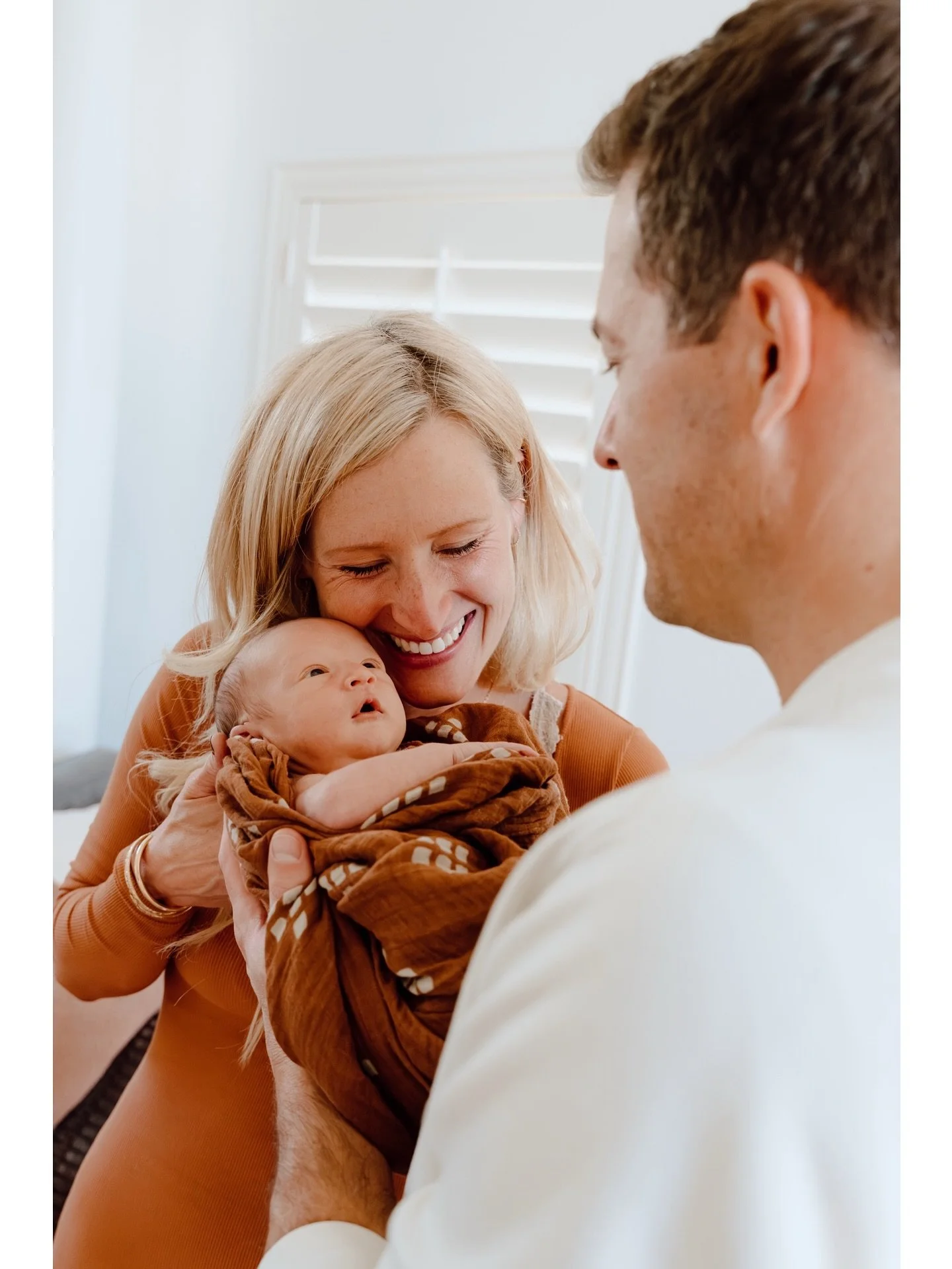 Home is where the sweetest stories begin 🕊️ Welcome baby Trace 🩵So honored to capture this in-home session filled with love, warmth, and new beginnings! 

#fontanaphotographer #iephotographer #homesession #familyphotography #familyphotographer #new