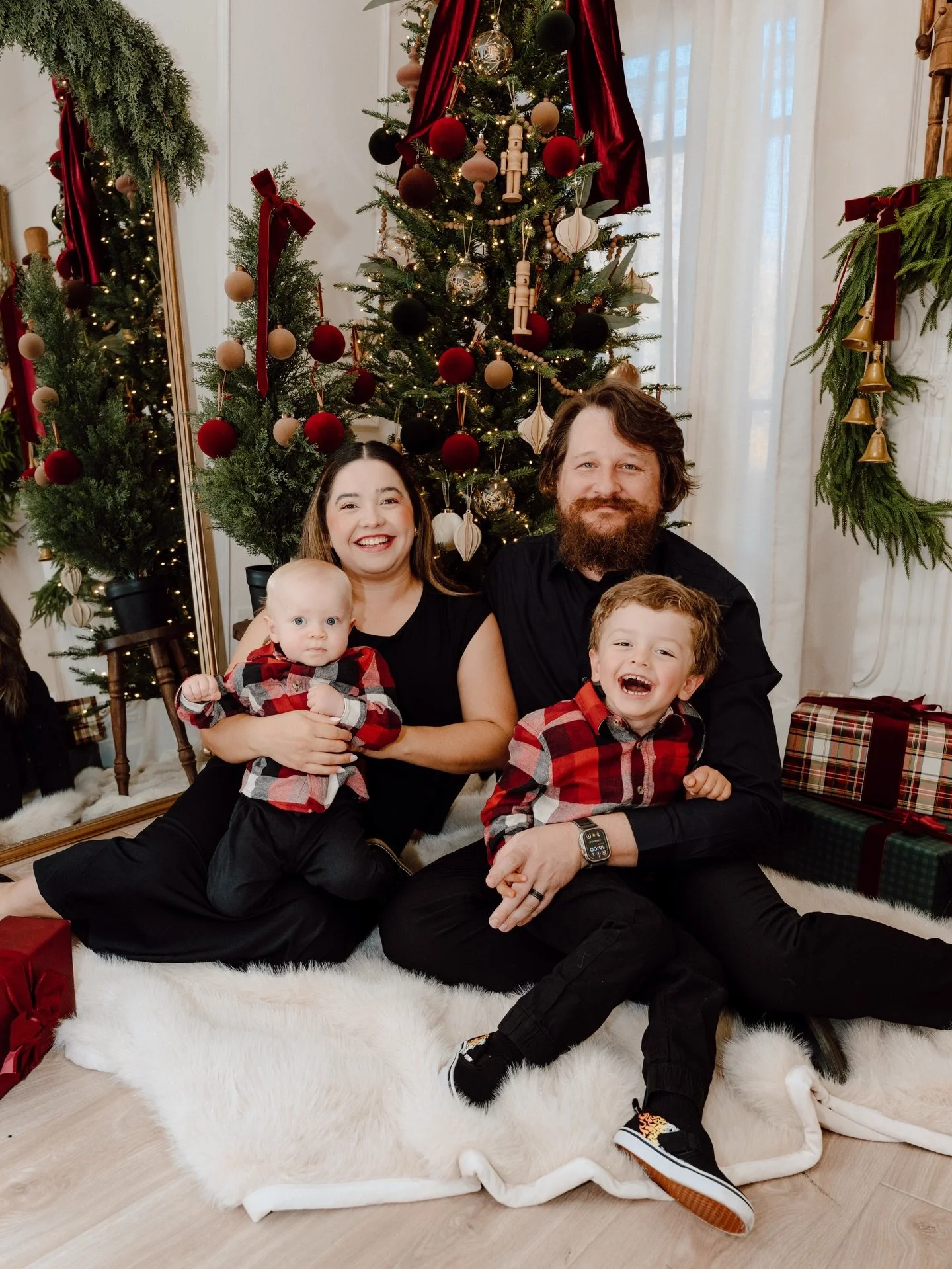 Nothing makes the holidays sweeter than capturing moments you&amp;rsquo;ll look back on for years. Thank you to every family who joined me for Christmas minis this year. 🎄✨

#iephotographer #xmasphotoshoot #familyphotography #fontanaphotographer #sandim