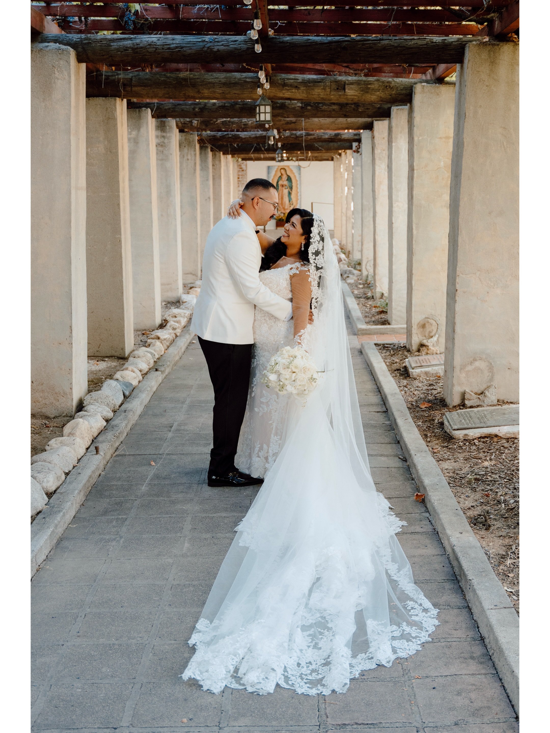 A little throwback to these two 🤎

This was one of my favorite moments from second shooting for @j.emmanuelphotography 📸 It&rsquo;s moments like these that remind me why having a second photographer can be so special&mdash;while the main photograph