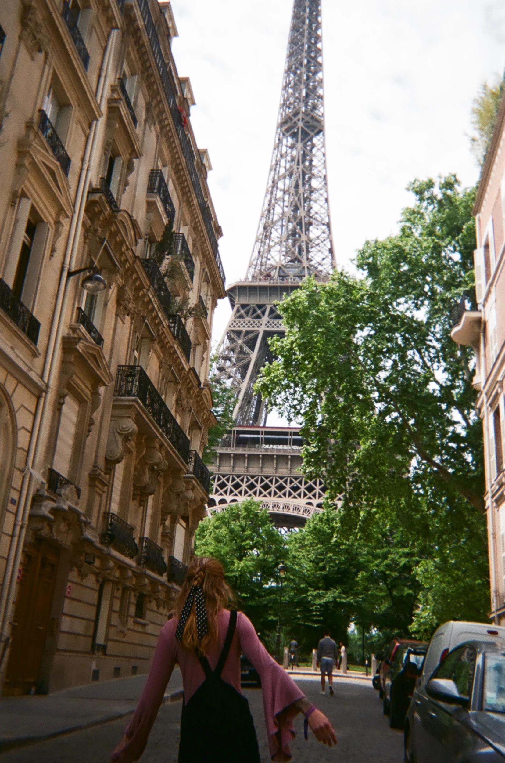  Exploring the cutest alley ways with the Eiffel Tower casting over me.. felt so surreal&nbsp; 