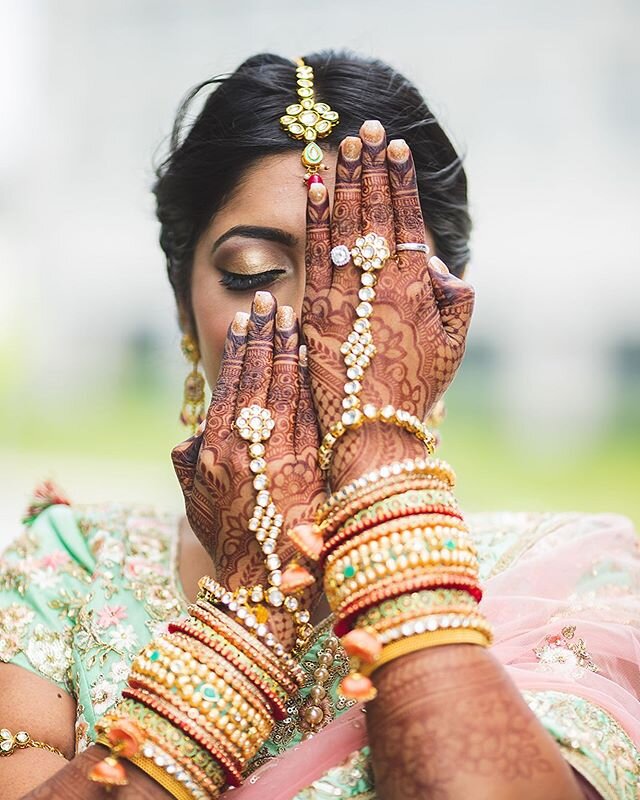 Governor Newsom announced that couples are now allowed to obtain marriage licensing via videoconference! Yay! Would you still get glamorous or keep it low key?  @avniishahh looks stunning here! &bull;
Wedding Planning + Coordination @aisha_surty @hud