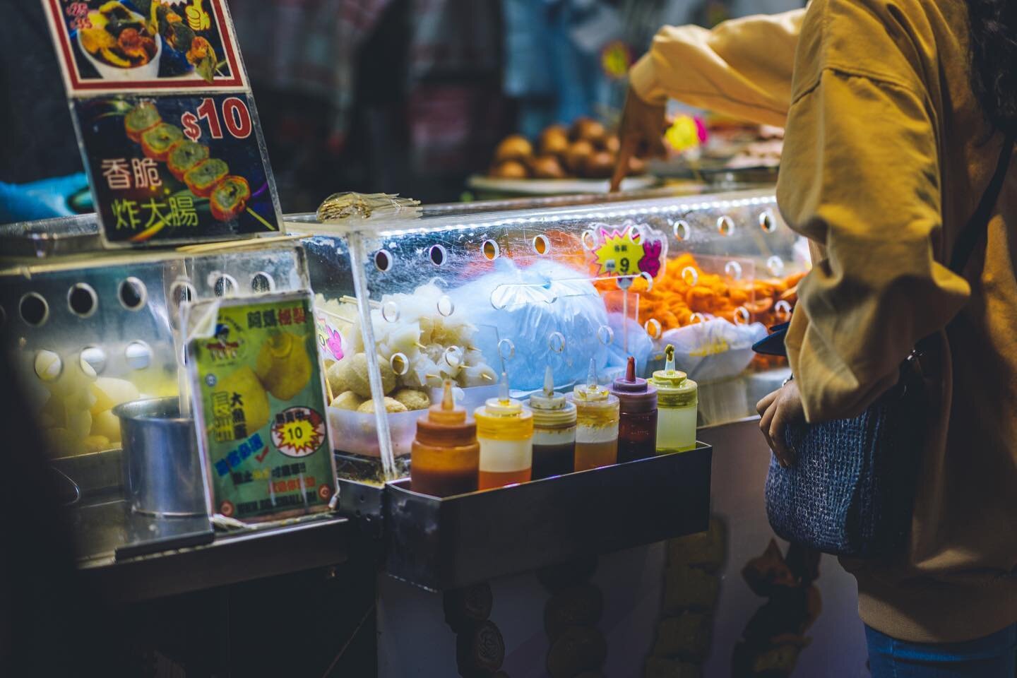 .
.
.
.
.
#streetphotographerscommunity #picsofhk
#streetdreamsmag #hongkonginsta 
#dreaminstreets #lensonstreets 
#streetsdiscovered #capturestreets
#streetphotography  #streetmobs 
#streetmagazine  #streetsofhongkong 
#streetartphotography #monster