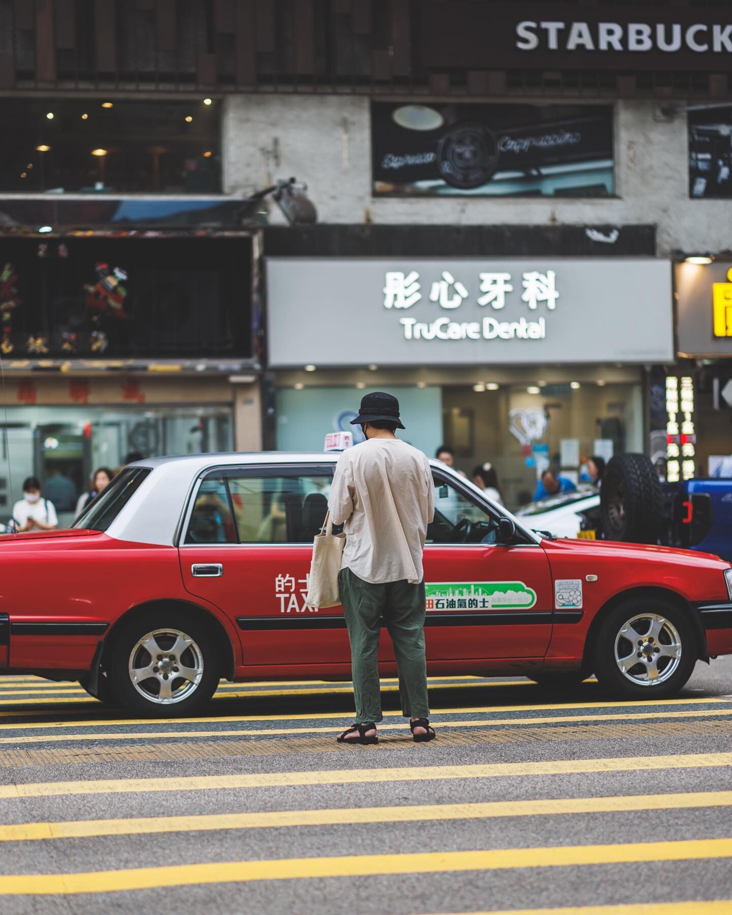.
.
.
.
.
#streetphotographerscommunity #picsofhk
#streetdreamsmag #hongkonginsta 
#dreaminstreets #lensonstreets 
#streetsdiscovered #capturestreets
#streetphotography  #streetmobs 
#streetmagazine  #streetsofhongkong 
#streetartphotography #monster