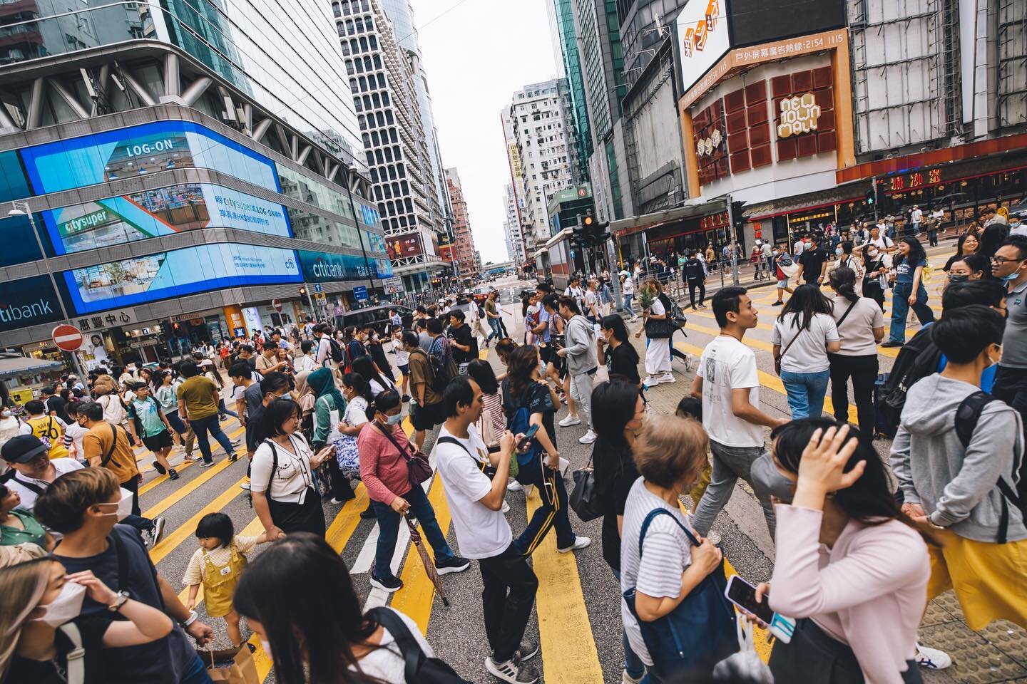 .
.
.
.
.
#streetphotographerscommunity #picsofhk
#streetdreamsmag #hongkonginsta 
#dreaminstreets #lensonstreets 
#streetsdiscovered #capturestreets
#streetphotography  #streetmobs 
#streetmagazine  #streetsofhongkong 
#streetartphotography #monster