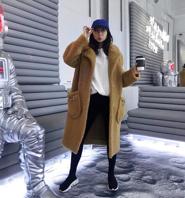 Our Z best Dressed maker @fromchristina shows us how cozy a teddy coat really is 😍