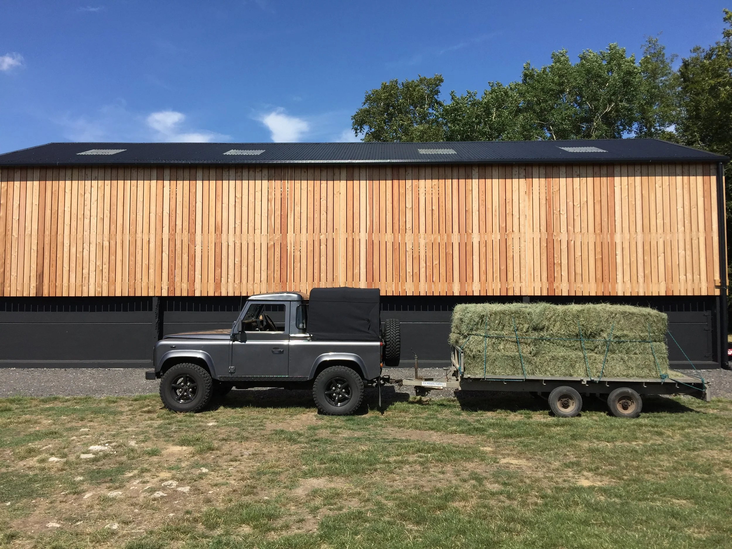 barn&landrover.JPG