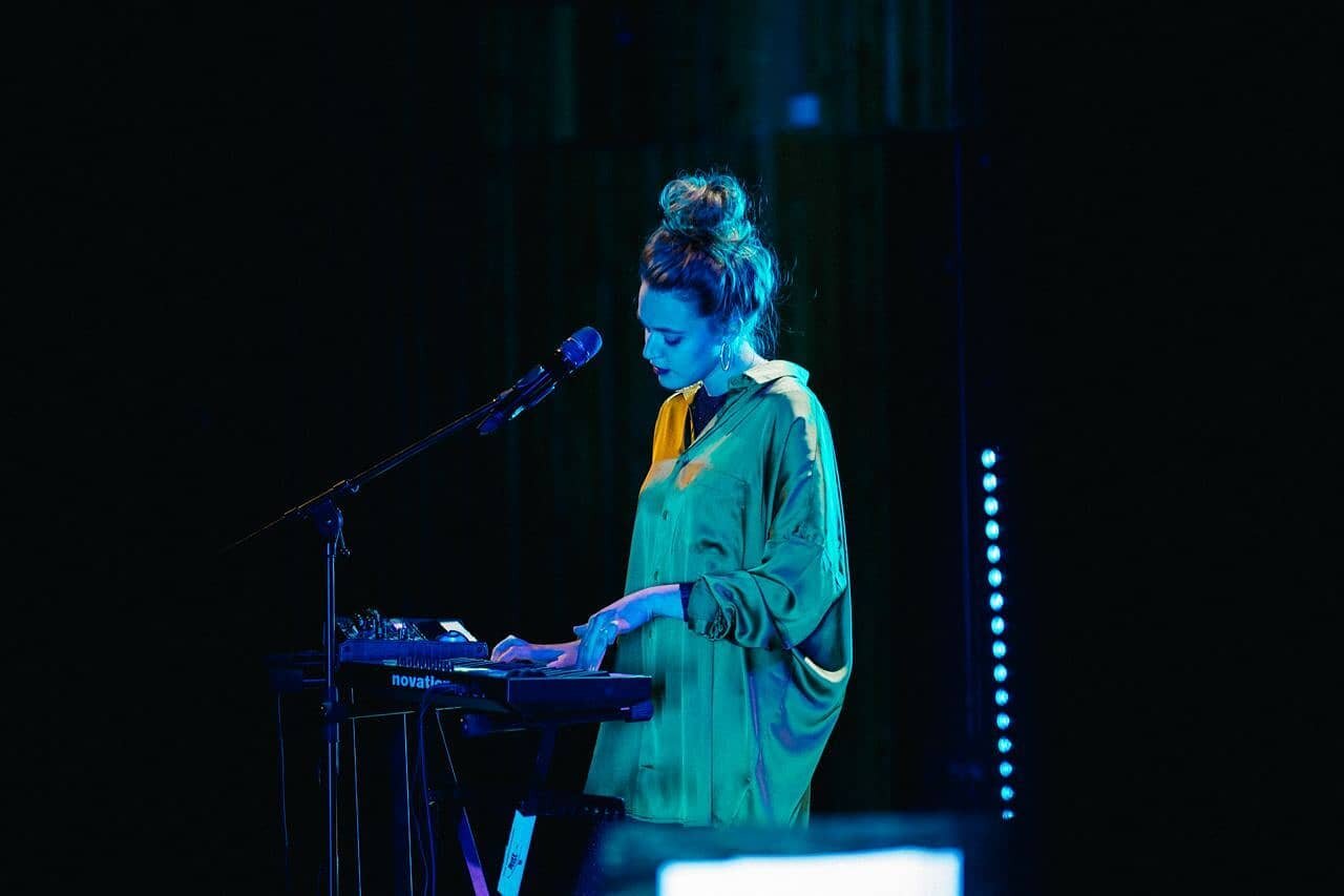 Melli 
KALEJ on stage

📷 by @vonmuellerrr

#onstage #vocalduo #synthesizer #bluelight