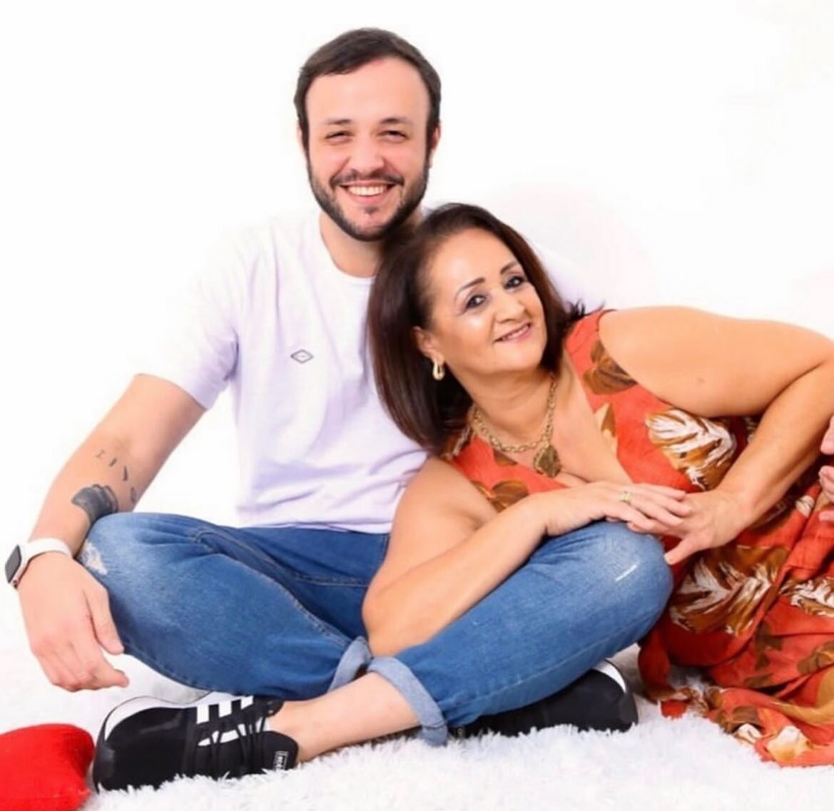 Minha m&atilde;e, @neuzasleal , celebra a sexta d&eacute;cada de vida, uma hist&oacute;ria que conta como a persist&ecirc;ncia da doa&ccedil;&atilde;o e abnega&ccedil;&atilde;o, transforma e restaura tudo. 

Foi sua vida que me ensinou que tudo perdu