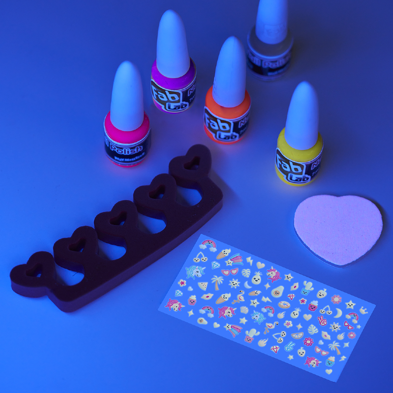 fablab_glow_in_the_dark_nail_art-9.png