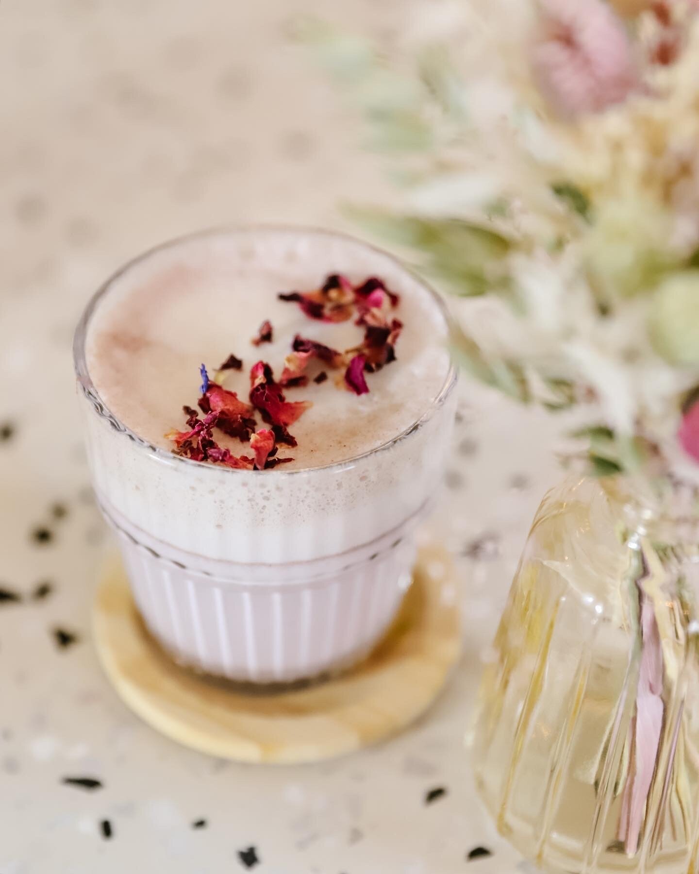 PURPLE CHAI LATTE 💜 

Einen w&uuml;rzigen Chai zusammen mit einer unserer Waffelvarianten. Habt ihr diese Kombination schon probiert? 
.
.
.
#mannheim#saarbr&uuml;cken#karlsruhe#visitmannheim#mannheimfoodguide#visitsaarland#visitkarlsruhe#mannheimci