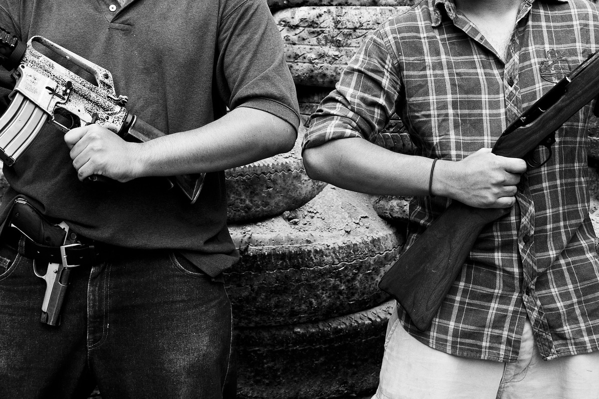  Two friends of Eduardo (changed name) hold two unregistered weapons in a shooting range near San Salvador. The M16 is categorised as a "war weapon" and its possession by the general population is strictly prohibited. 
