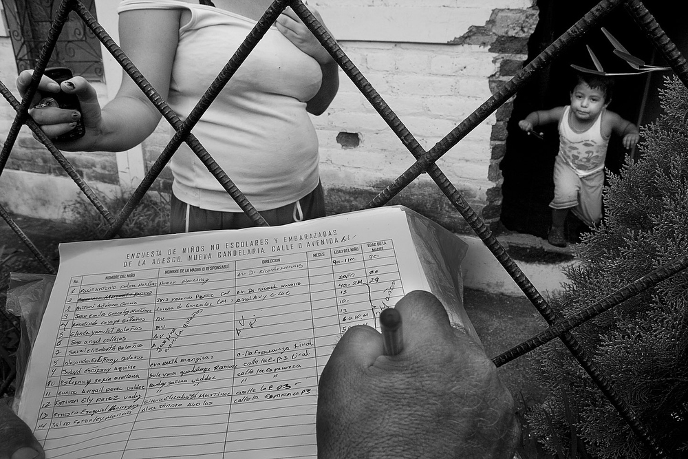  Germán Corado, of the Leadless Movement, carries out a census in the Nueva Candelaria Community, to specify the number of children under 10 years of age who do not attend school. The data is useful because until September, children not enrolled in s