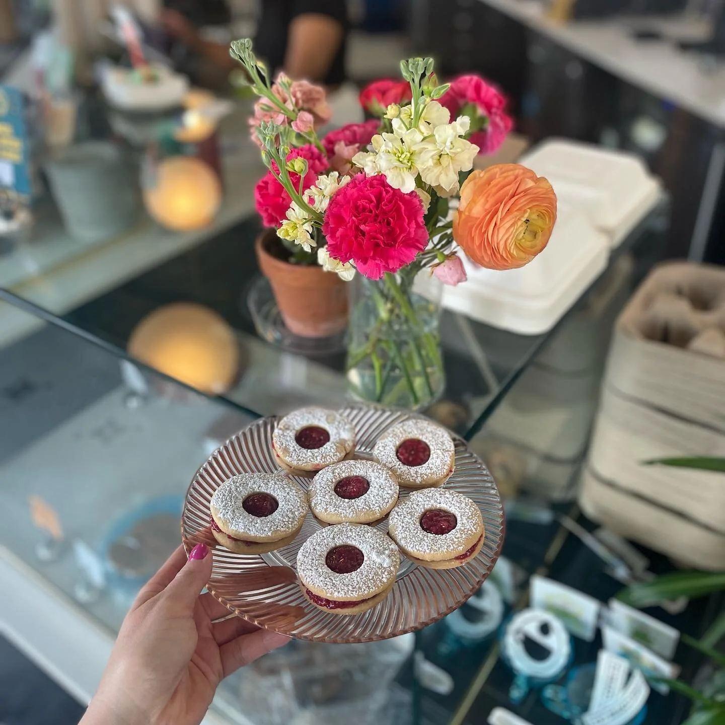 ✨raspberry linzer cookie ✨
our baker chris (he/him) took the leftover raspberry pulp from our housemade syrup and turned it into the delicious and delicate cookie 💖 $2 gets you a little bite of heaven 

#lesliecoffeeco #linzercookies #bakedgoods