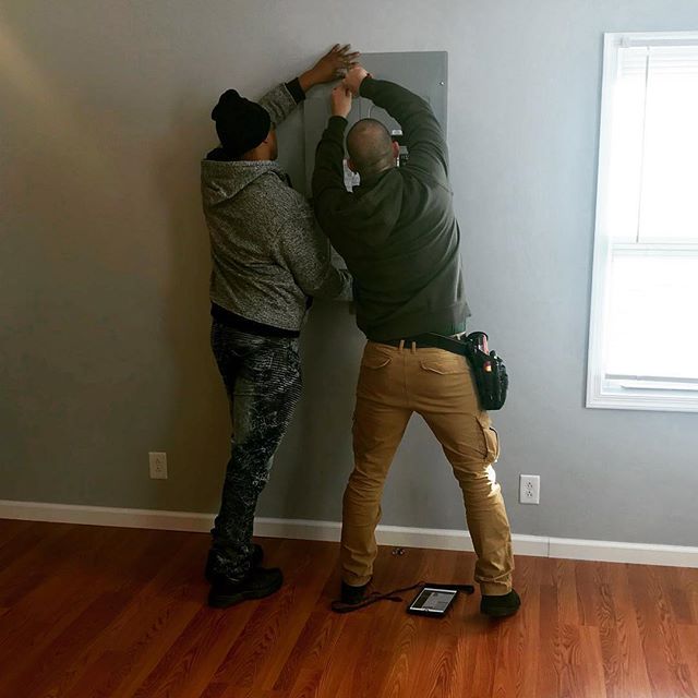 🛠A good &ldquo;action&rdquo; shot of myself and the seller yesterday. 📸

@homesbykaera Like you said, it was like Veterans Day yesterday!🇺🇸
Thank you all for your service &amp; thanks for trusting in me to perform the home inspection!